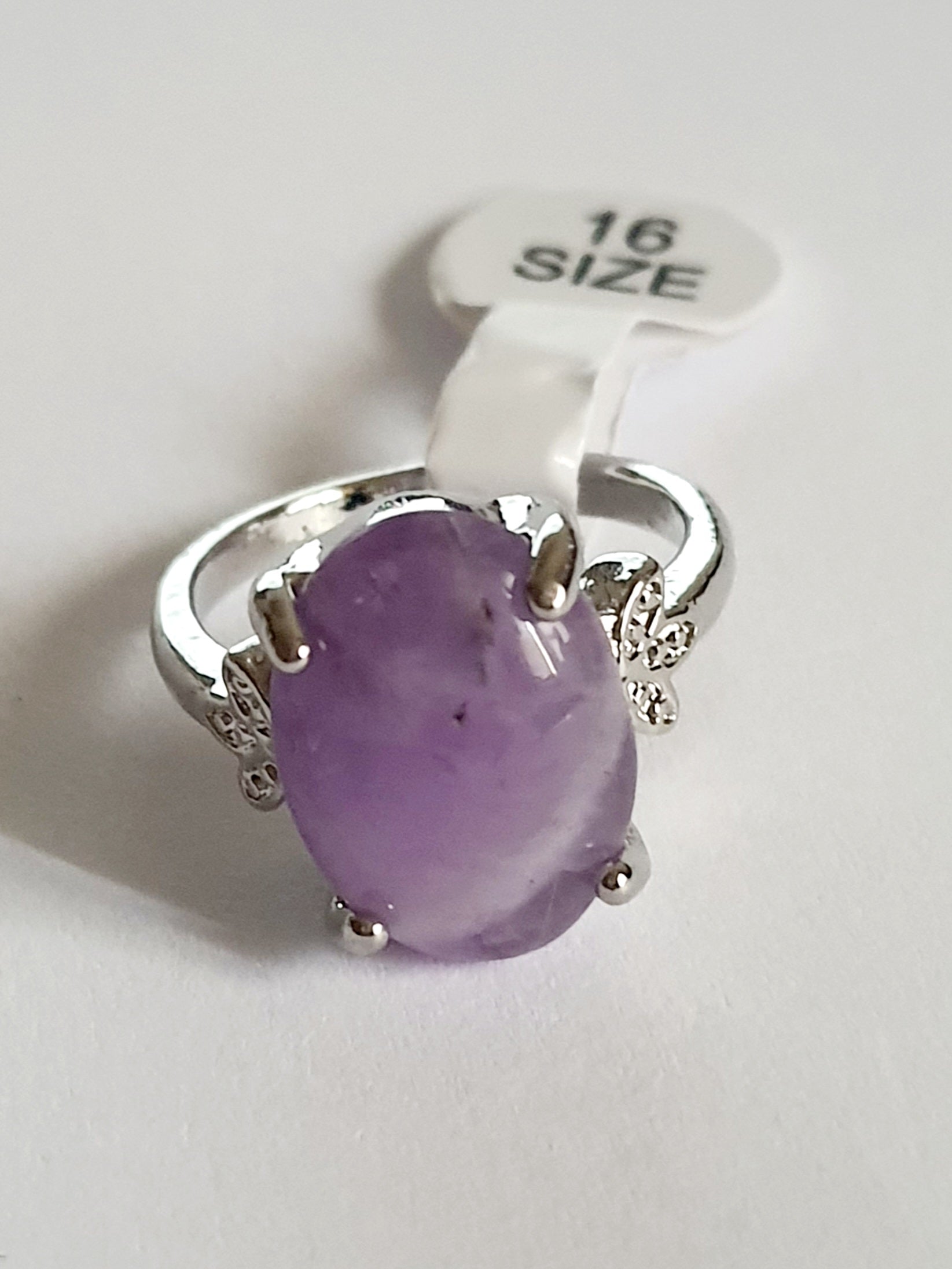 Pierścionek z jasnofioletowym kamieniem w stylu vintage, w delikatnej, koronkowej oprawie ze stali nierdzewnej. Rozmiar 16 mm. Styl romantyczny i elegancki. Rouge Bizu.


