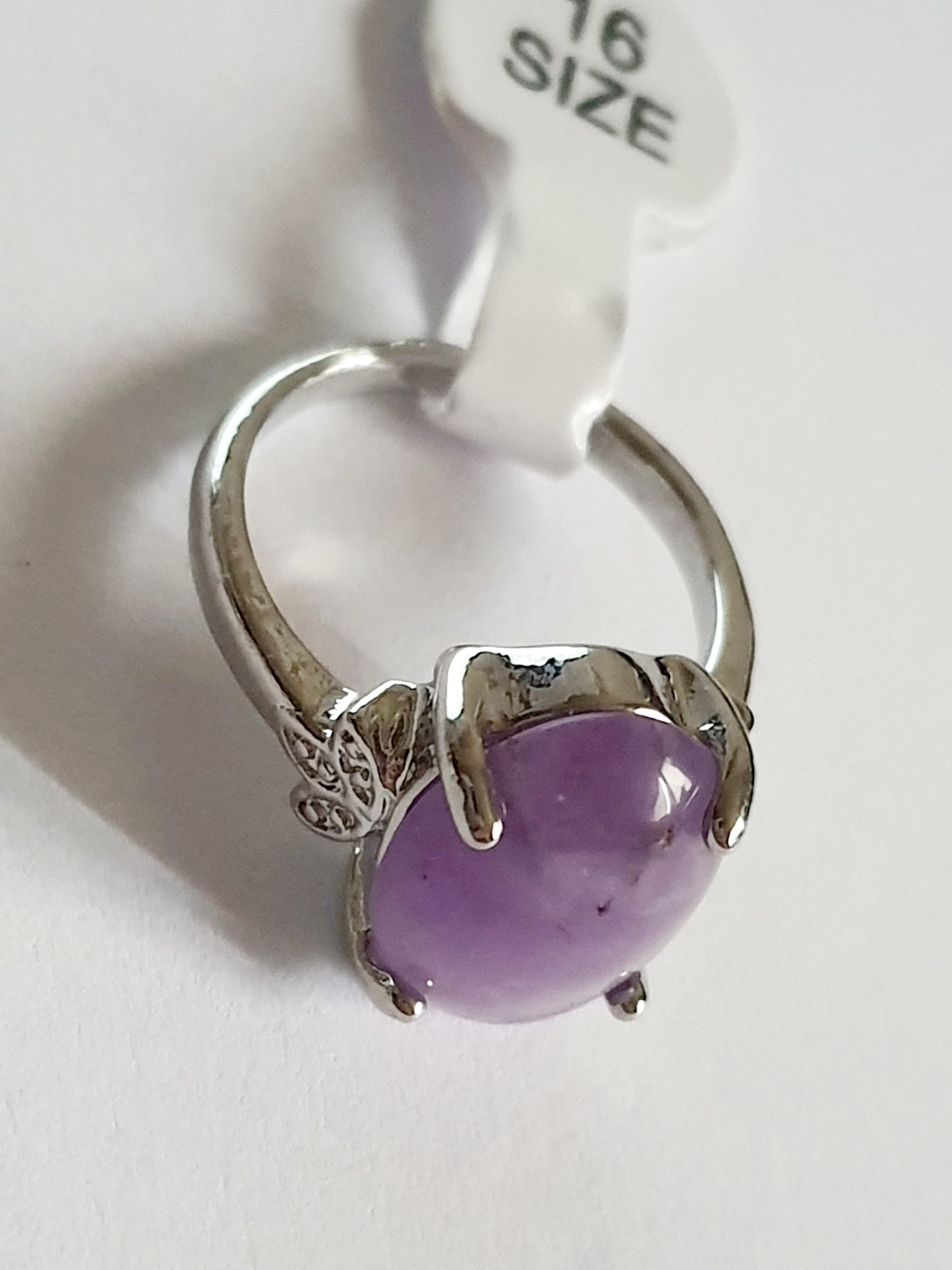 Pierścionek z jasnofioletowym kamieniem w stylu vintage, w delikatnej, koronkowej oprawie ze stali nierdzewnej. Rozmiar 16 mm. Styl romantyczny i elegancki. Rouge Bizu.

