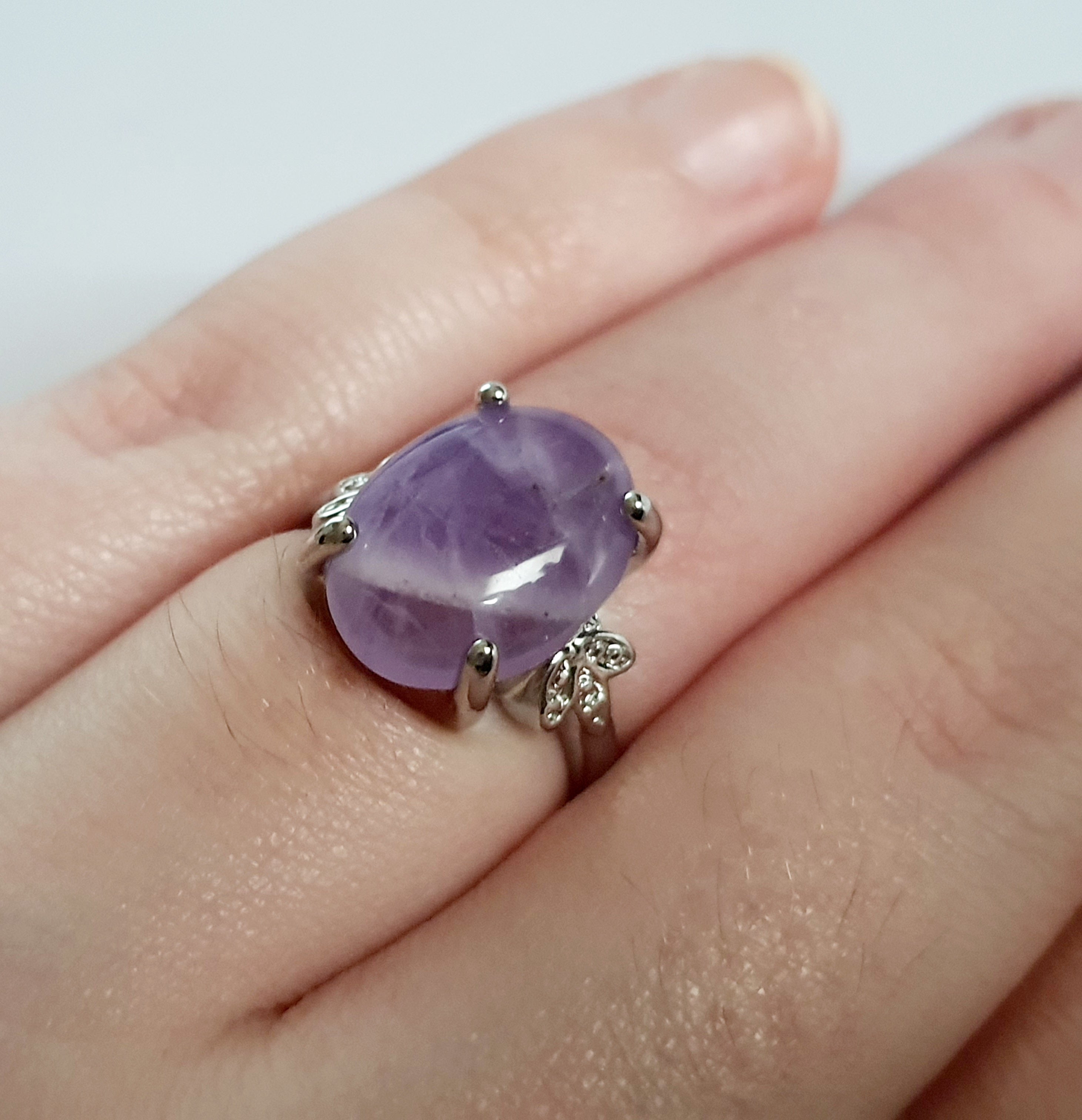 Pierścionek z jasnofioletowym kamieniem w stylu vintage, w delikatnej, koronkowej oprawie ze stali nierdzewnej. Rozmiar 16 mm. Styl romantyczny i elegancki. Rouge Bizu.

