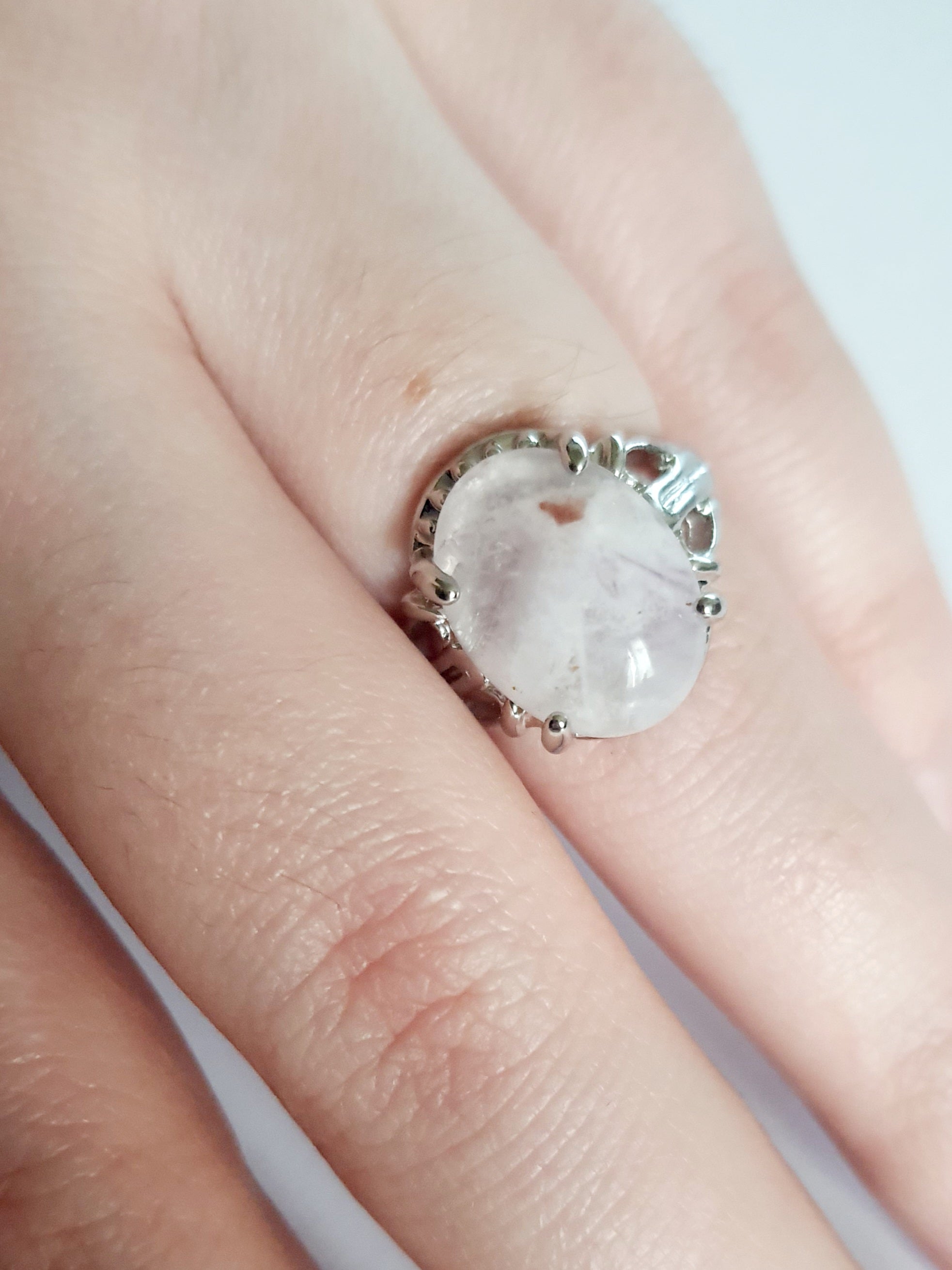 Pierścionek ze stali nierdzewnej z jasnym, liliowym kamieniem i ozdobną, rzeźbioną oprawą w stylu vintage. Subtelny i elegancki design. Rozmiar 16 mm. Rouge Bizu.

