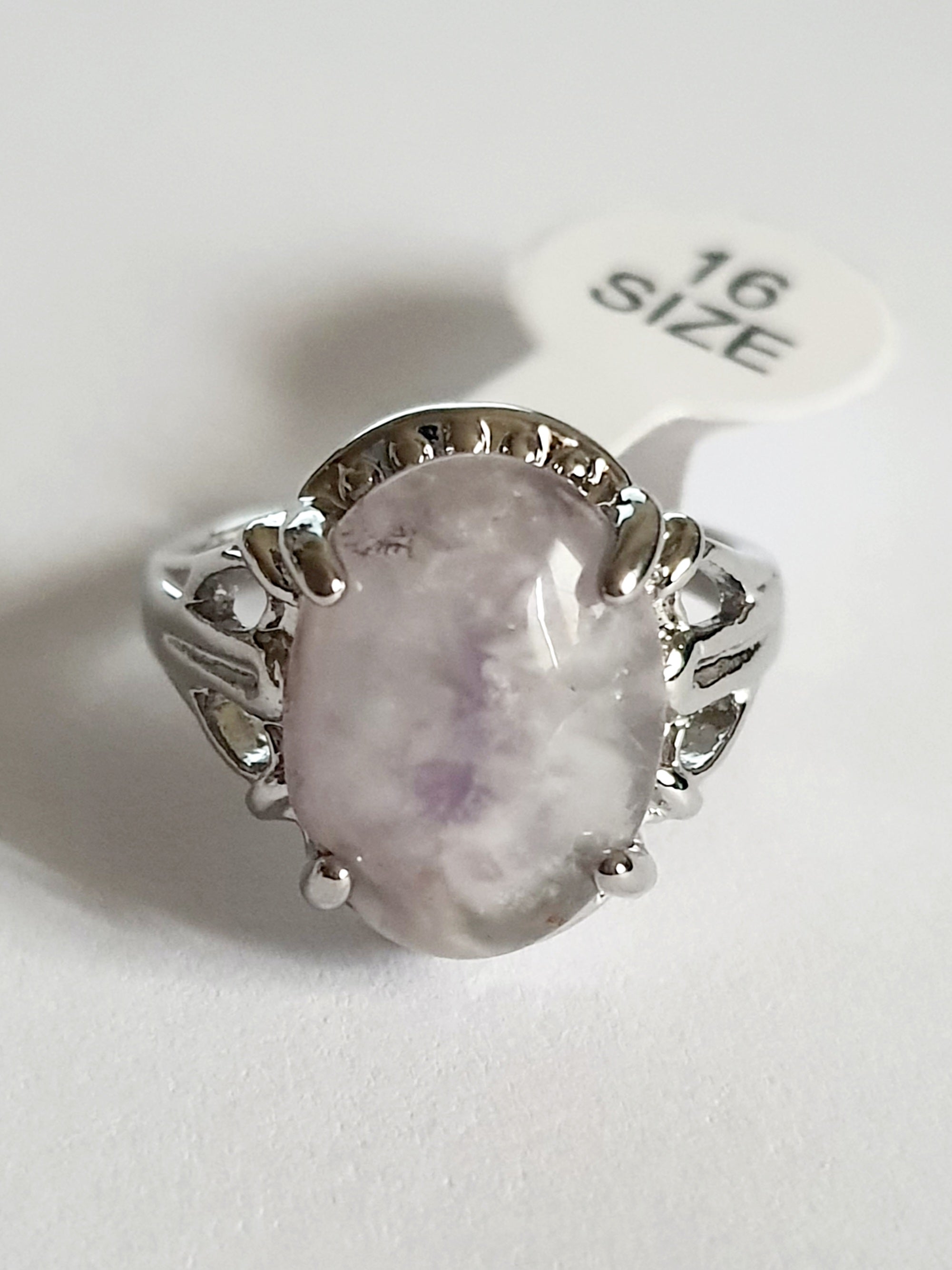 Pierścionek ze stali nierdzewnej z jasnym, liliowym kamieniem i ozdobną, rzeźbioną oprawą w stylu vintage. Subtelny i elegancki design. Rozmiar 16 mm. Rouge Bizu.

