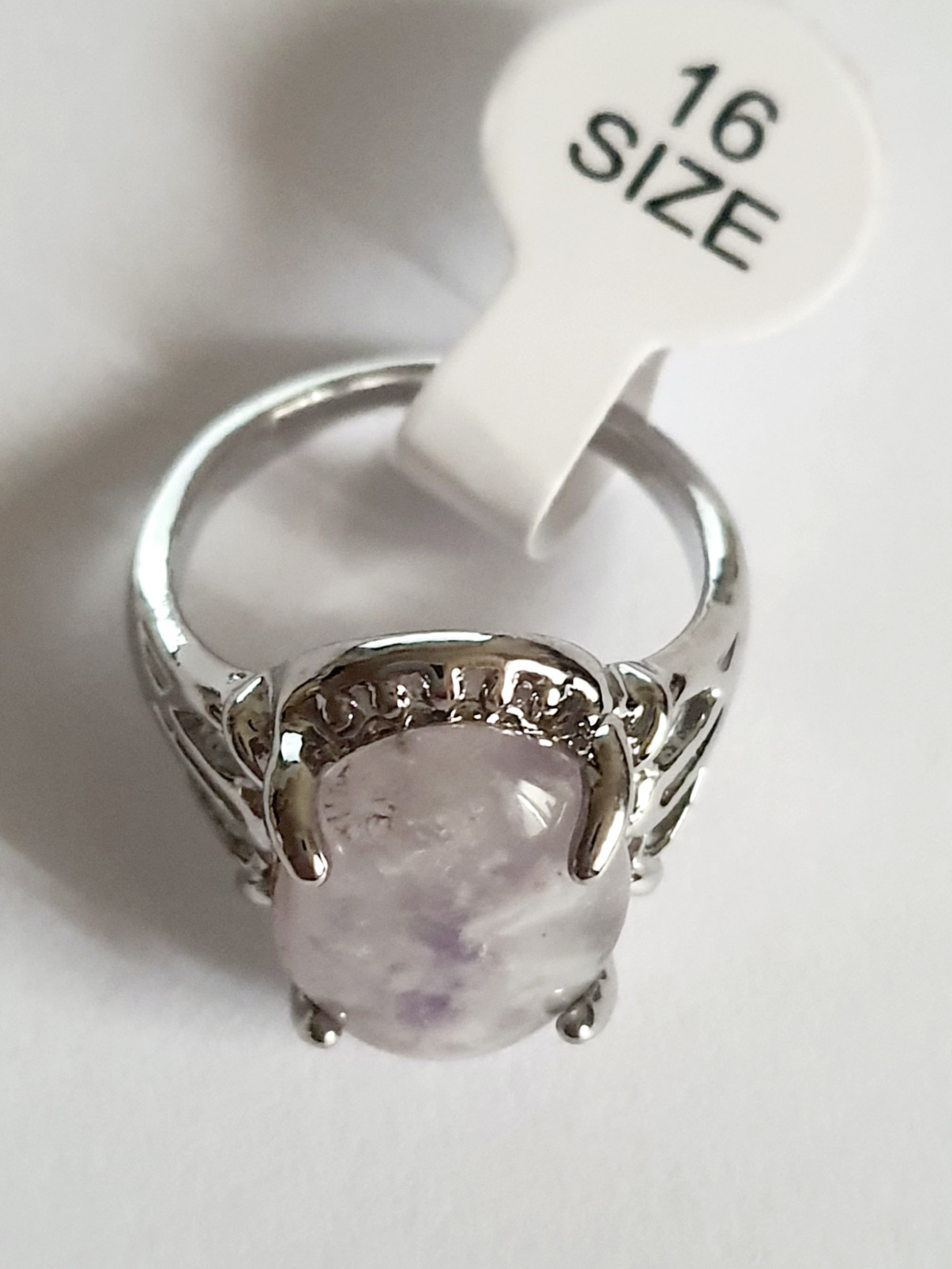 Pierścionek ze stali nierdzewnej z jasnym, liliowym kamieniem i ozdobną, rzeźbioną oprawą w stylu vintage. Subtelny i elegancki design. Rozmiar 16 mm. Rouge Bizu.

