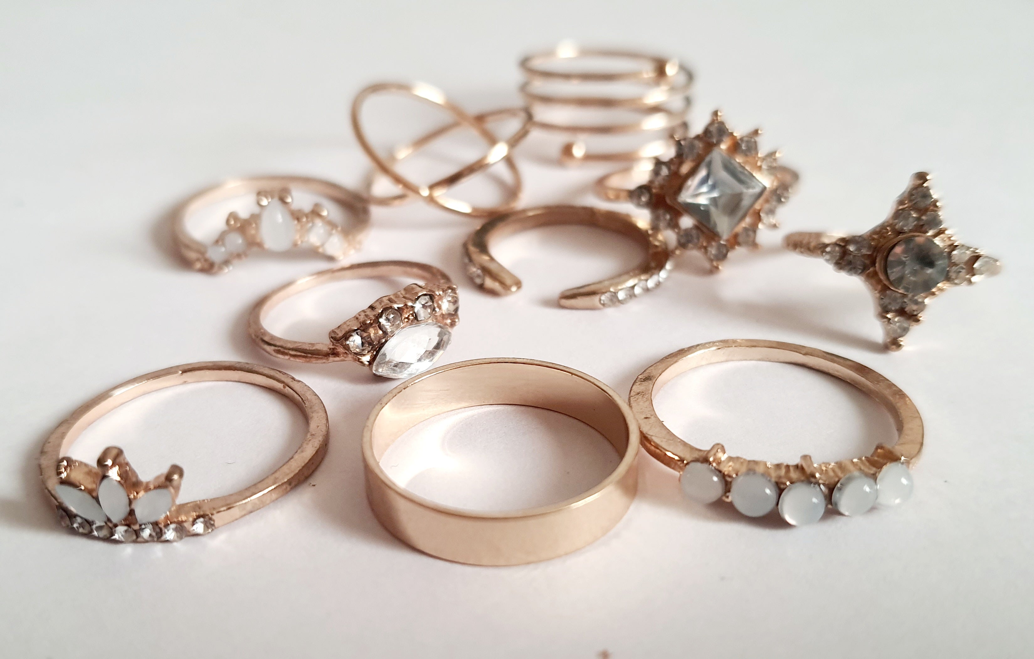 Zestaw 10 złotych pierścionków ze stali nierdzewnej i chirurgicznej, w stylu glamour i vintage, z cyrkoniami i perłowymi zdobieniami, rozmiary od 16 mm do 20 mm. Wodoodporne, hipoalergiczne, jakość premium. Rouge Bizu.