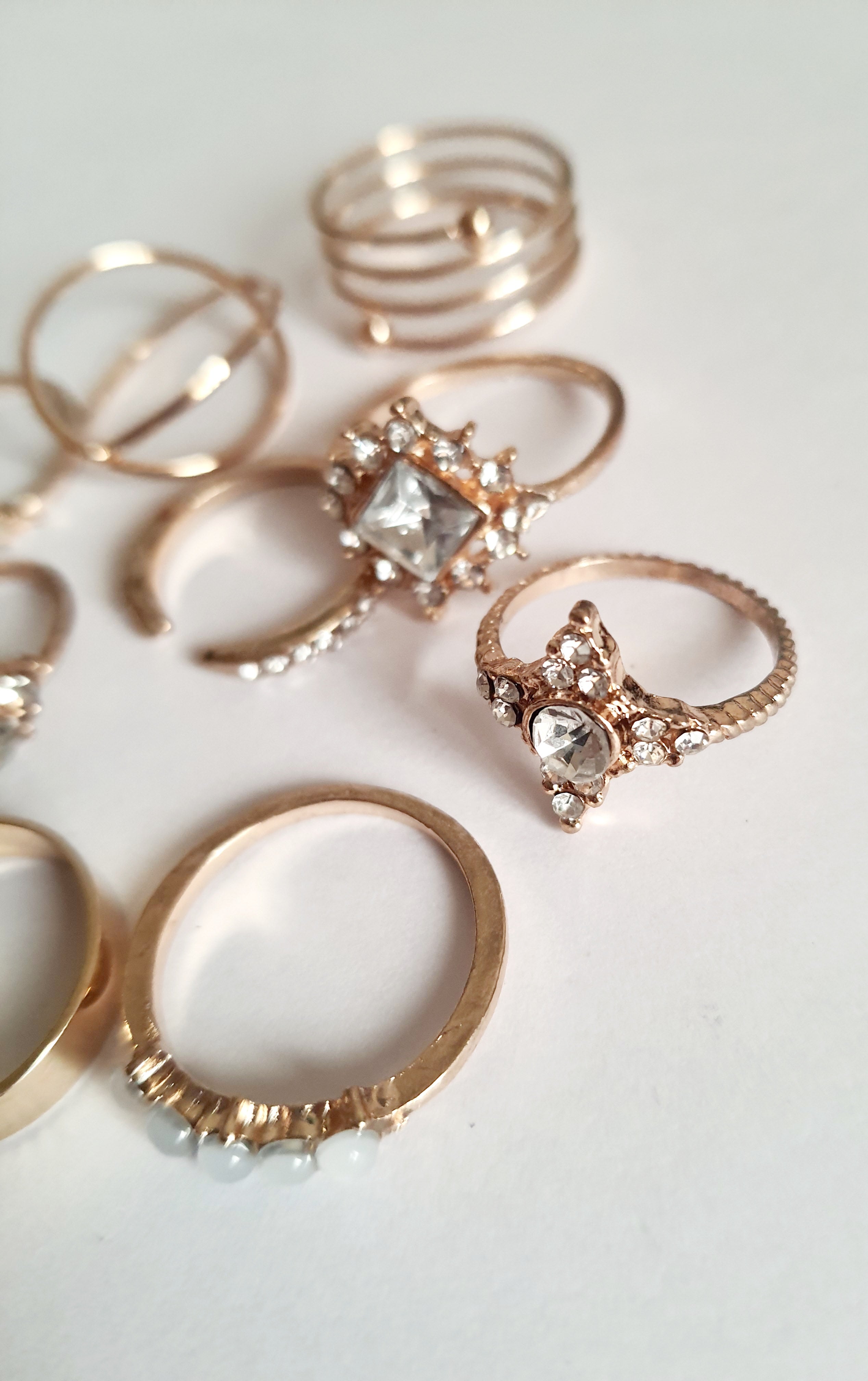 Zestaw 10 złotych pierścionków ze stali nierdzewnej i chirurgicznej, w stylu glamour i vintage, z cyrkoniami i perłowymi zdobieniami, rozmiary od 16 mm do 20 mm. Wodoodporne, hipoalergiczne, jakość premium. Rouge Bizu.