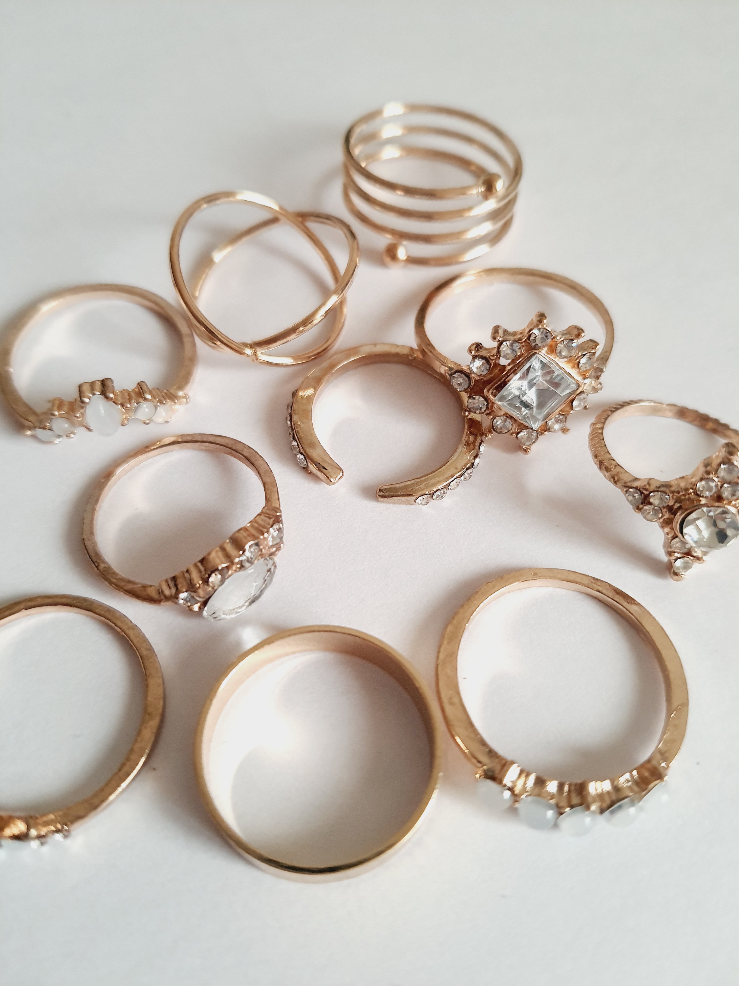 Zestaw 10 złotych pierścionków ze stali nierdzewnej i chirurgicznej, w stylu glamour i vintage, z cyrkoniami i perłowymi zdobieniami, rozmiary od 16 mm do 20 mm. Wodoodporne, hipoalergiczne, jakość premium. Rouge Bizu.