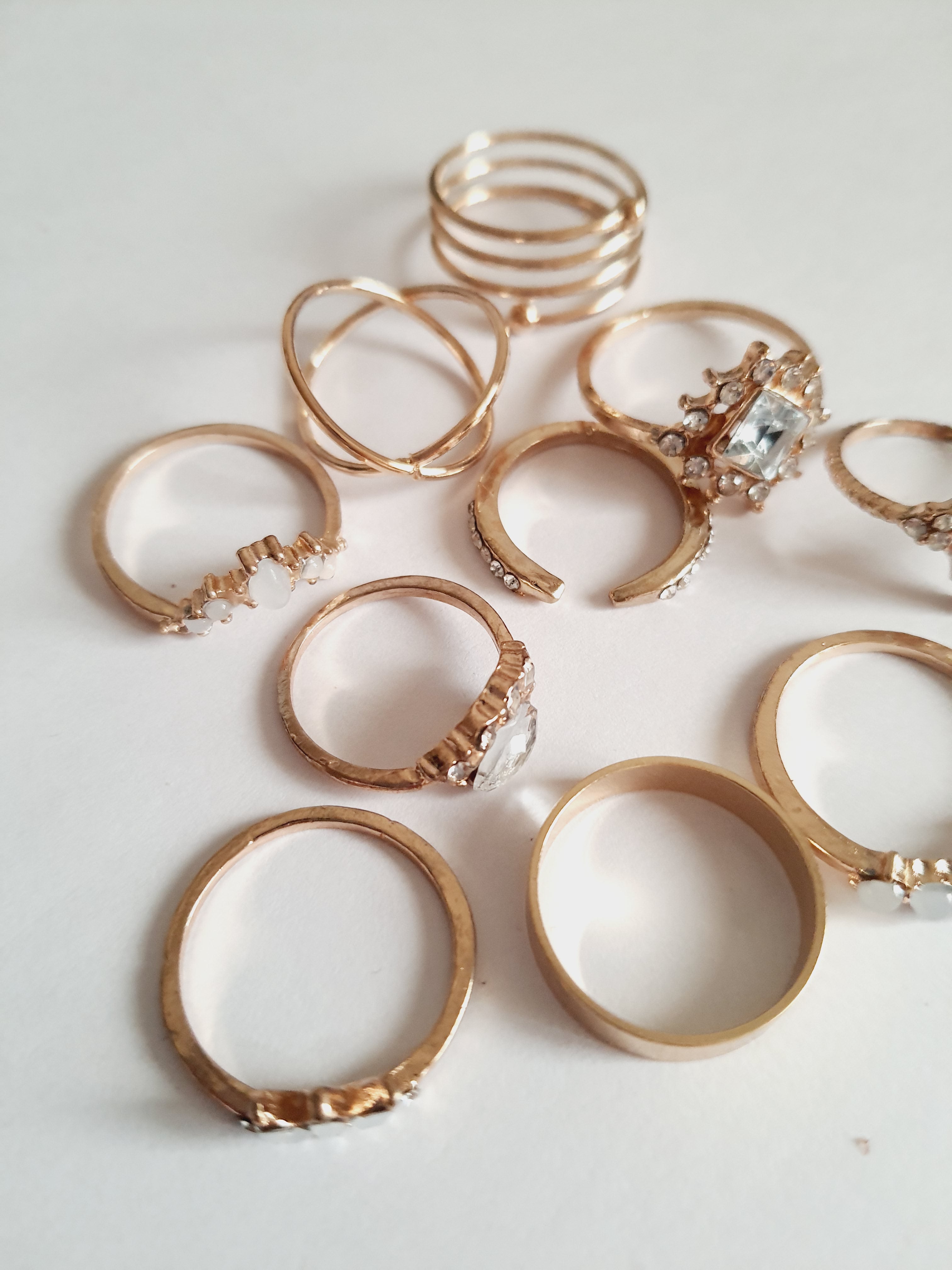 Zestaw 10 złotych pierścionków ze stali nierdzewnej i chirurgicznej, w stylu glamour i vintage, z cyrkoniami i perłowymi zdobieniami, rozmiary od 16 mm do 20 mm. Wodoodporne, hipoalergiczne, jakość premium. Rouge Bizu.