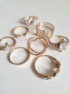 Zestaw 8 złotych pierścionków ze stali nierdzewnej i chirurgicznej, ozdobionych cyrkoniami i kryształkami w stylu glamour i klasycznym, rozmiary od 16 mm do 20 mm. Wodoodporne, hipoalergiczne, jakość premium. Rouge Bizu.