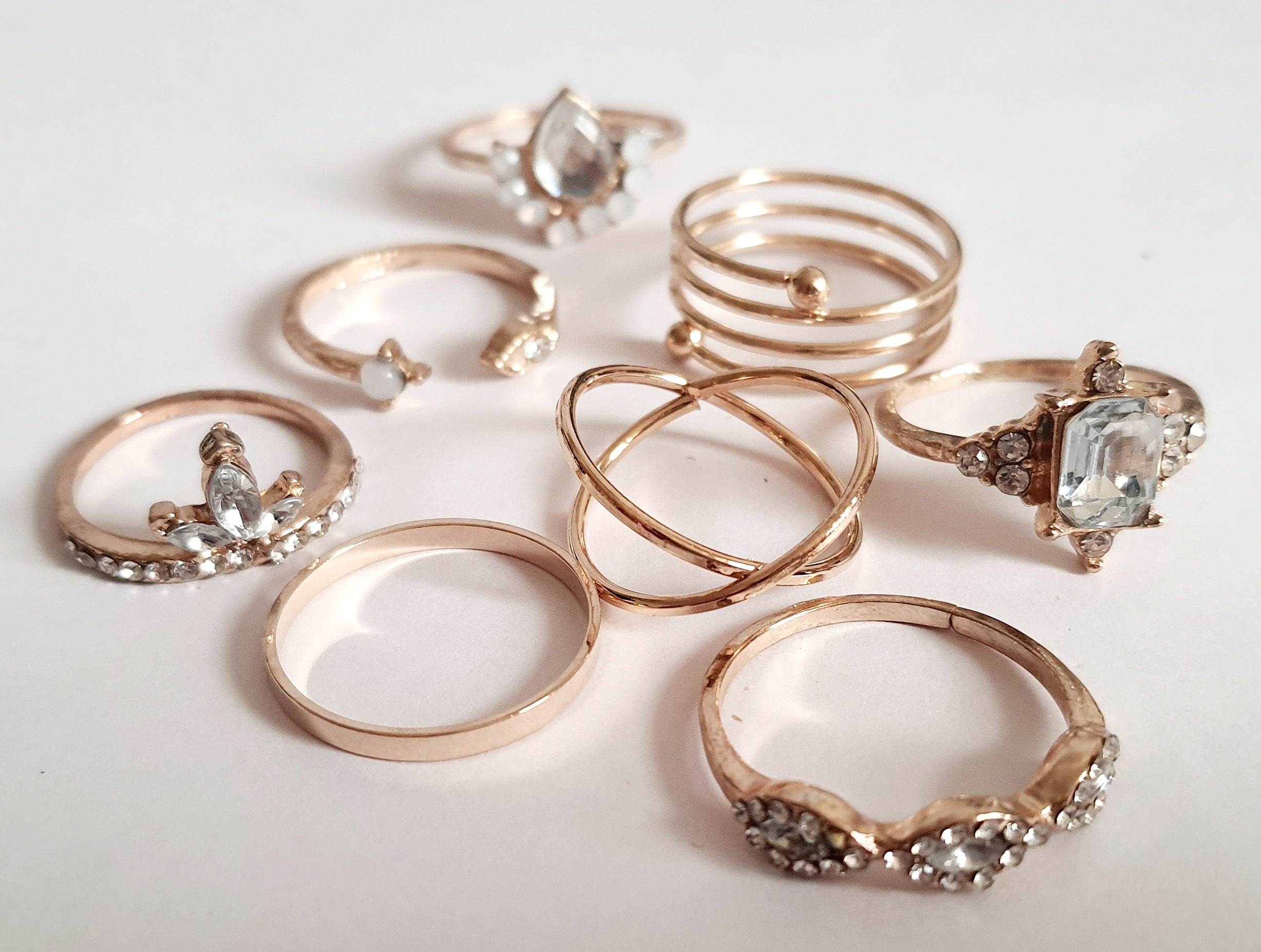 Zestaw 8 złotych pierścionków ze stali nierdzewnej i chirurgicznej, ozdobionych cyrkoniami i kryształkami w stylu glamour i klasycznym, rozmiary od 16 mm do 20 mm. Wodoodporne, hipoalergiczne, jakość premium. Rouge Bizu.