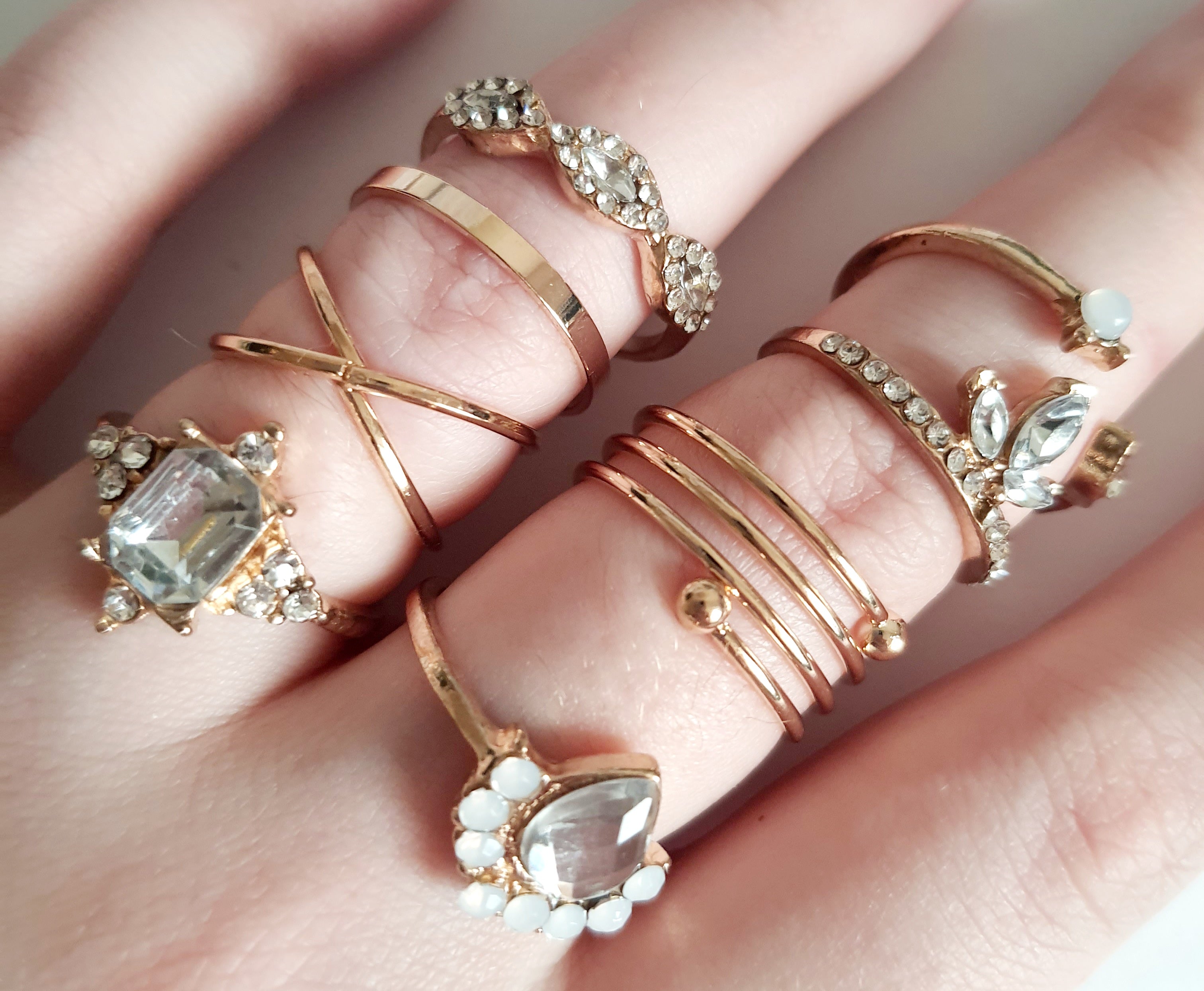 Zestaw 8 złotych pierścionków ze stali nierdzewnej i chirurgicznej, ozdobionych cyrkoniami i kryształkami w stylu glamour i klasycznym, rozmiary od 16 mm do 20 mm. Wodoodporne, hipoalergiczne, jakość premium. Rouge Bizu.