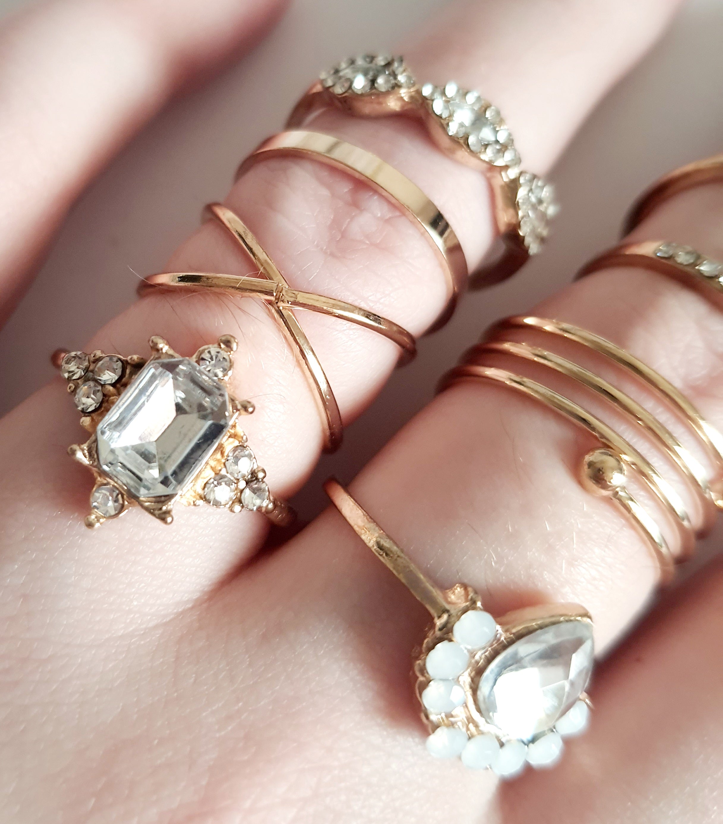 Zestaw 8 złotych pierścionków ze stali nierdzewnej i chirurgicznej, ozdobionych cyrkoniami i kryształkami w stylu glamour i klasycznym, rozmiary od 16 mm do 20 mm. Wodoodporne, hipoalergiczne, jakość premium. Rouge Bizu.