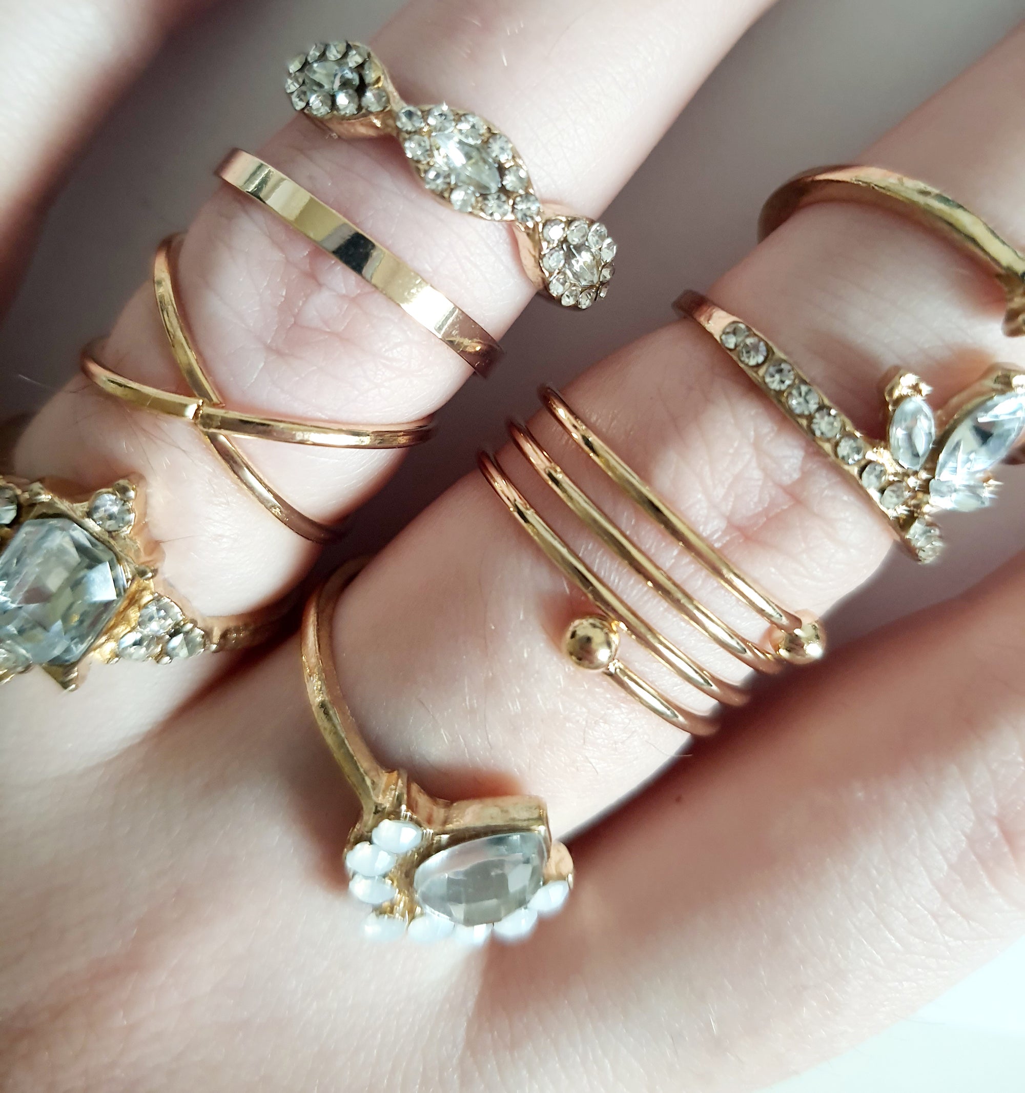 Zestaw 8 złotych pierścionków ze stali nierdzewnej i chirurgicznej, ozdobionych cyrkoniami i kryształkami w stylu glamour i klasycznym, rozmiary od 16 mm do 20 mm. Wodoodporne, hipoalergiczne, jakość premium. Rouge Bizu.