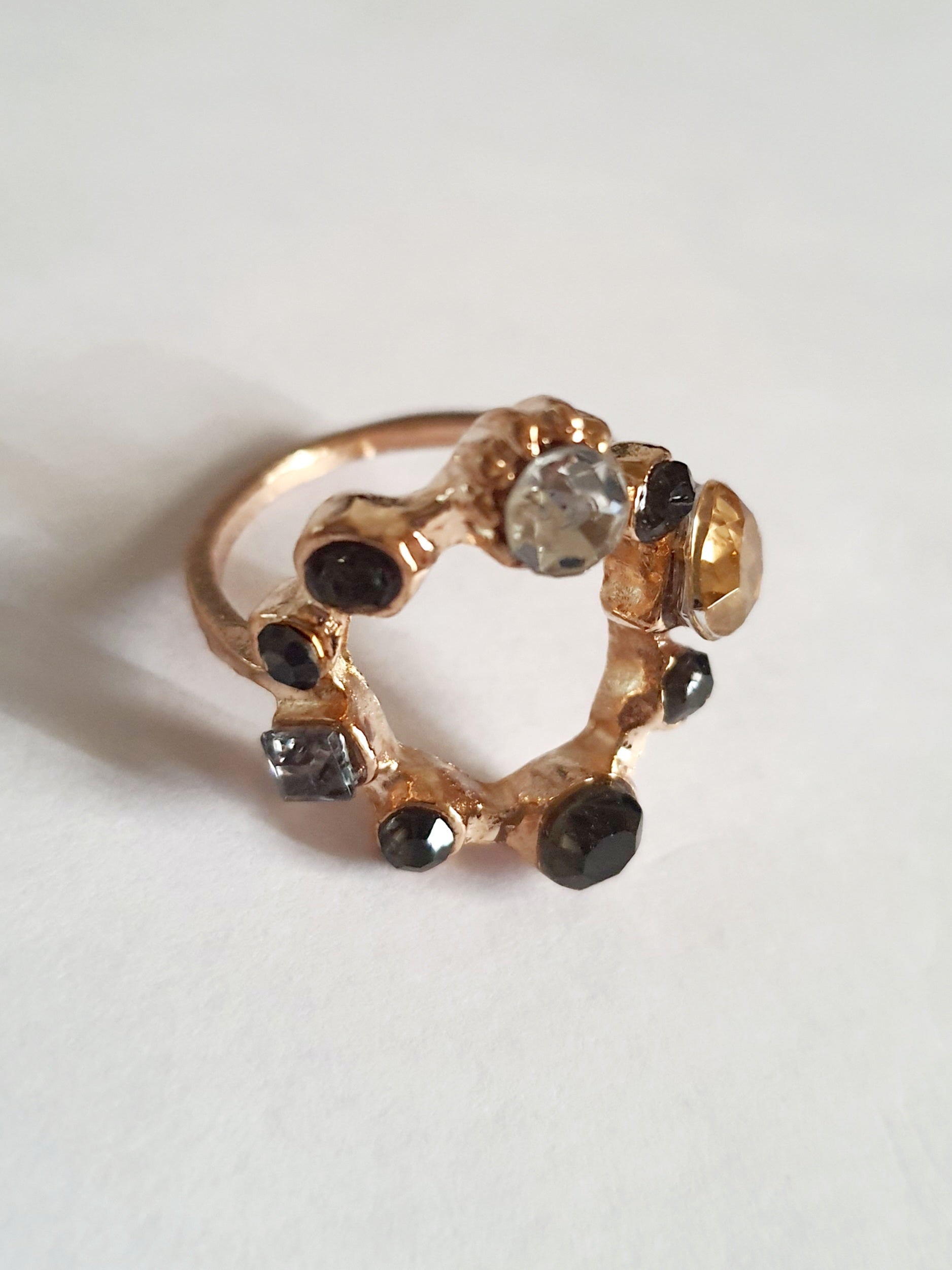 Złoty pierścionek ze stali nierdzewnej i chirurgicznej z czarnymi i przezroczystymi cyrkoniami, w stylu glamour i artystycznym, rozmiar 18 mm. Wodoodporny, hipoalergiczny, jakość premium. Rouge Bizu.