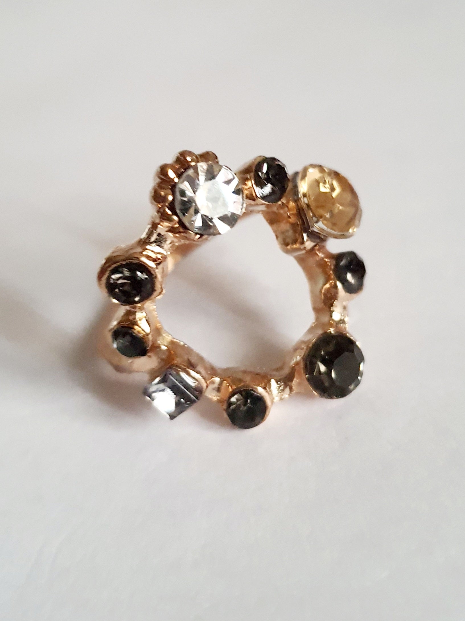 Złoty pierścionek ze stali nierdzewnej i chirurgicznej z czarnymi i przezroczystymi cyrkoniami, w stylu glamour i artystycznym, rozmiar 18 mm. Wodoodporny, hipoalergiczny, jakość premium. Rouge Bizu.