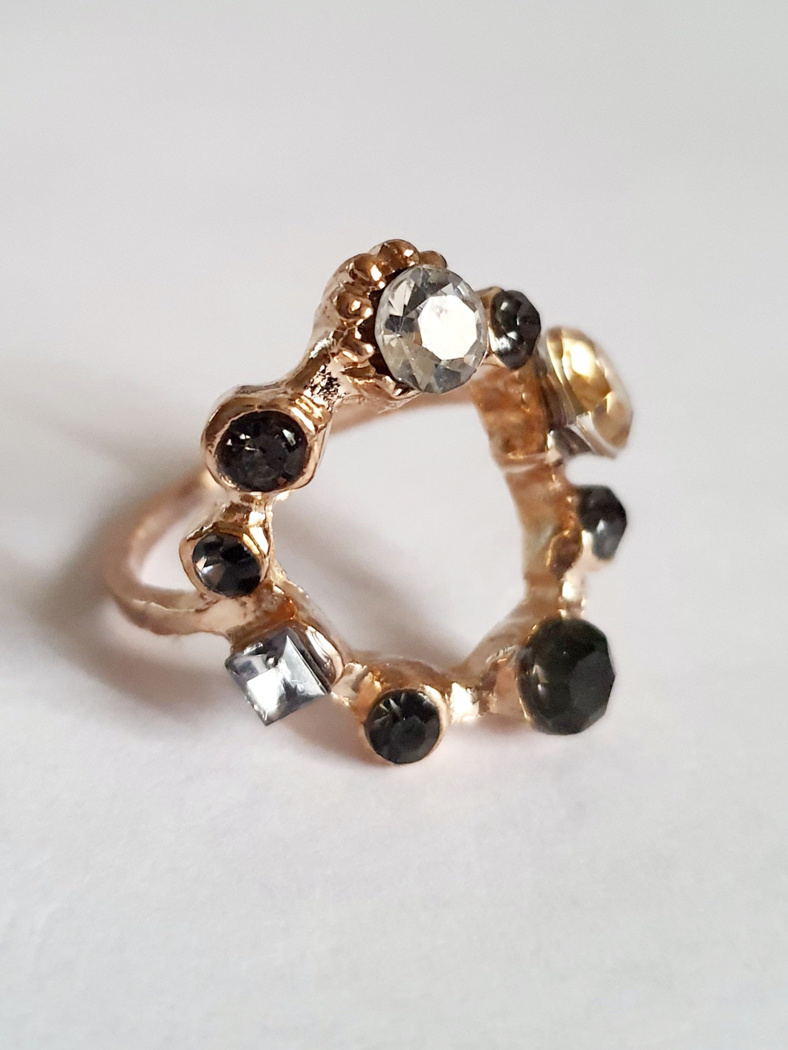 Złoty pierścionek ze stali nierdzewnej i chirurgicznej z czarnymi i przezroczystymi cyrkoniami, w stylu glamour i artystycznym, rozmiar 18 mm. Wodoodporny, hipoalergiczny, jakość premium. Rouge Bizu.