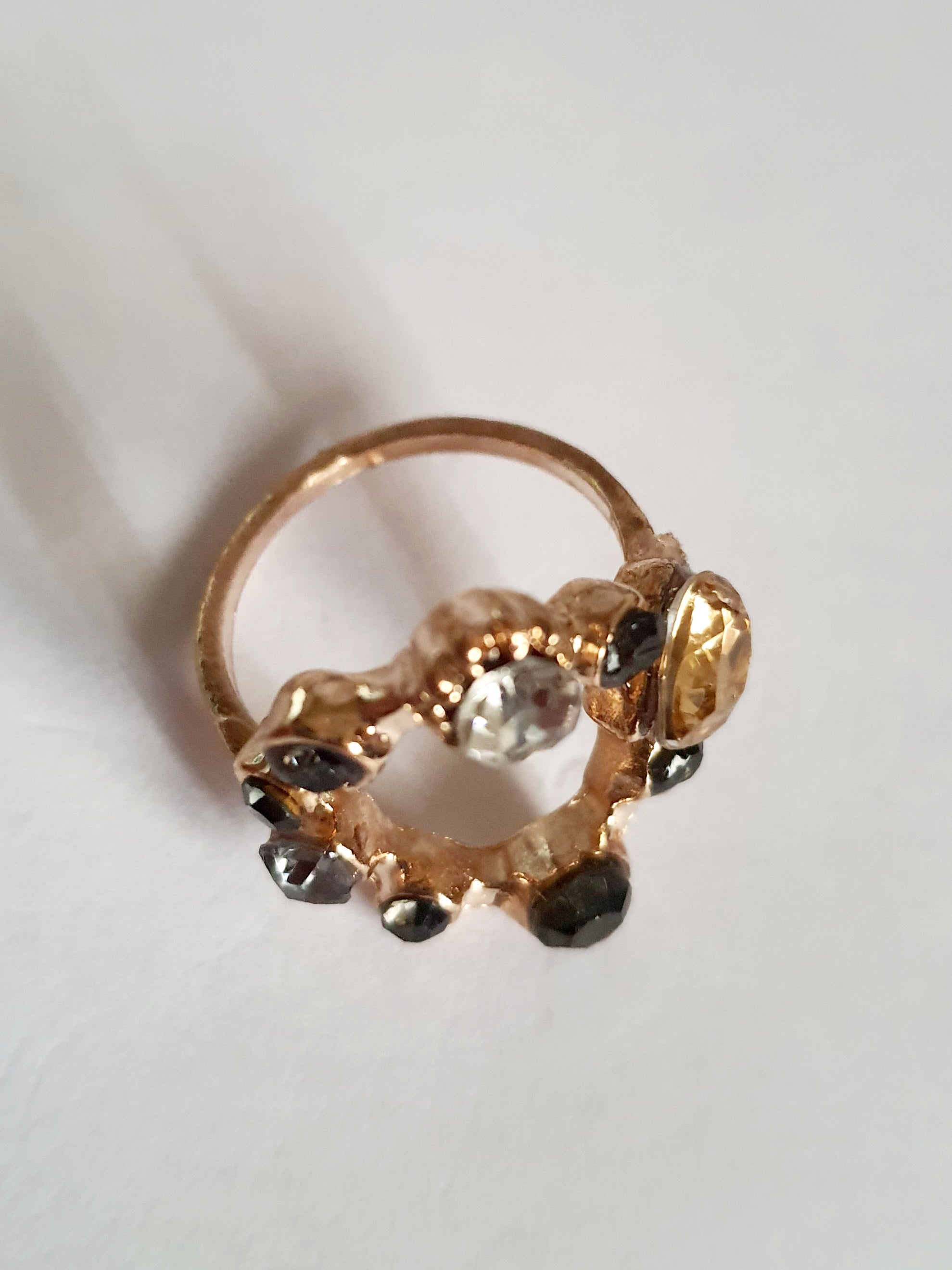 Złoty pierścionek ze stali nierdzewnej i chirurgicznej z czarnymi i przezroczystymi cyrkoniami, w stylu glamour i artystycznym, rozmiar 18 mm. Wodoodporny, hipoalergiczny, jakość premium. Rouge Bizu.