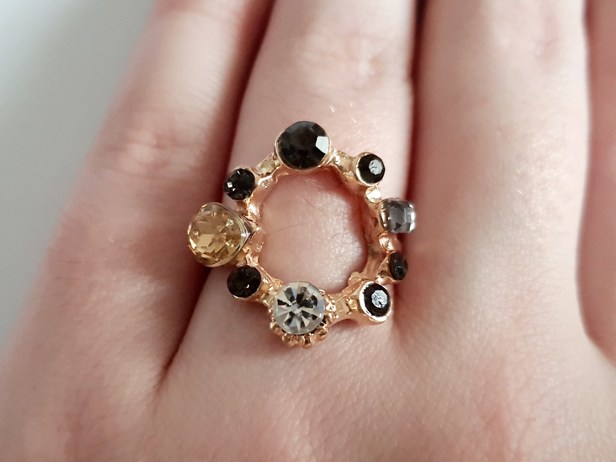Złoty pierścionek ze stali nierdzewnej i chirurgicznej z czarnymi i przezroczystymi cyrkoniami, w stylu glamour i artystycznym, rozmiar 18 mm. Wodoodporny, hipoalergiczny, jakość premium. Rouge Bizu.
