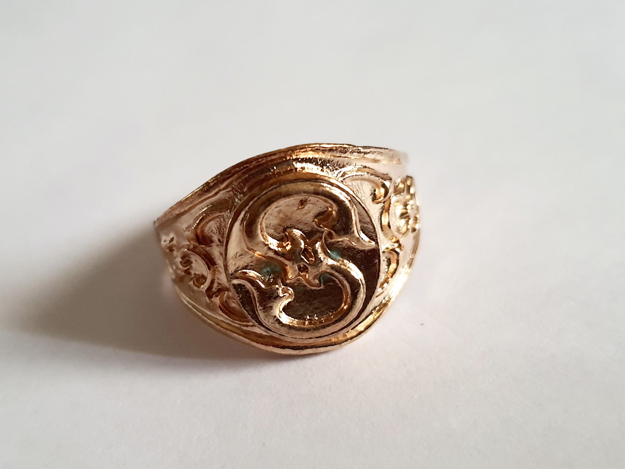 Złoty sygnet ze stali nierdzewnej i chirurgicznej, z ornamentowym reliefem w stylu vintage, rozmiar 19 mm. Wodoodporny, hipoalergiczny, jakość premium. Rouge Bizu.