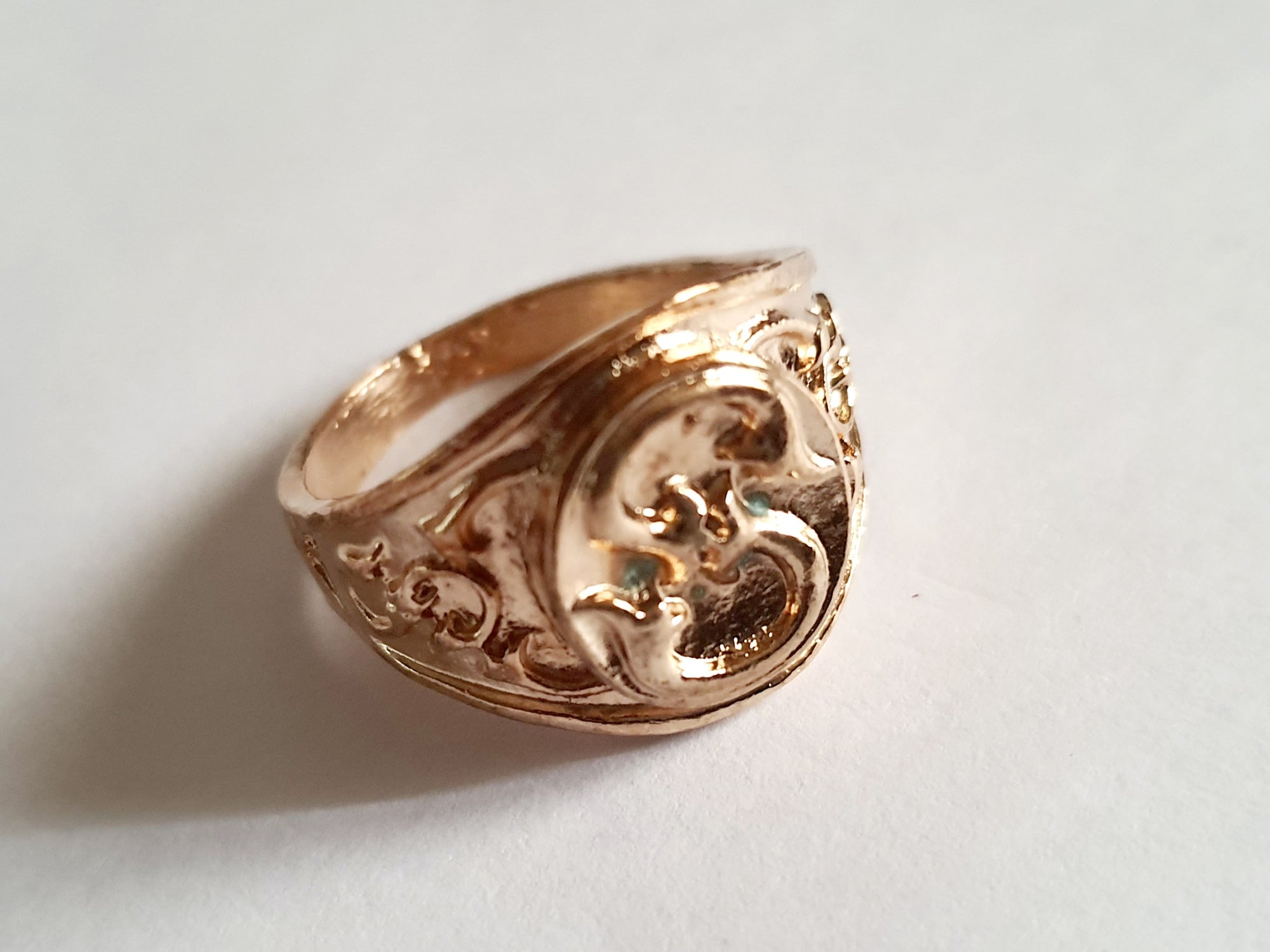 Złoty sygnet ze stali nierdzewnej i chirurgicznej, z ornamentowym reliefem w stylu vintage, rozmiar 19 mm. Wodoodporny, hipoalergiczny, jakość premium. Rouge Bizu.