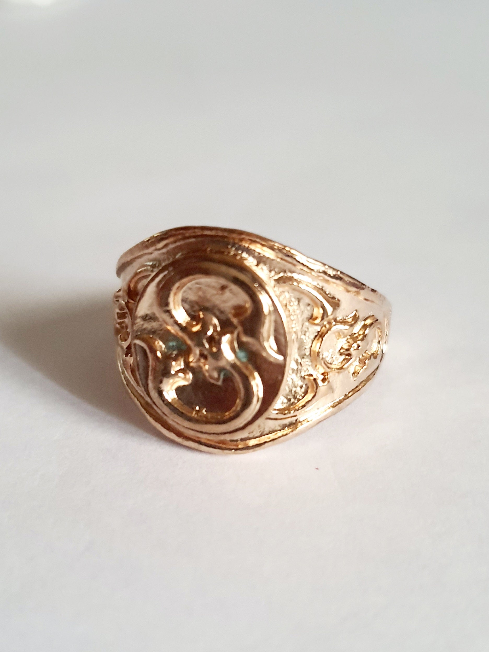 Złoty sygnet ze stali nierdzewnej i chirurgicznej, z ornamentowym reliefem w stylu vintage, rozmiar 19 mm. Wodoodporny, hipoalergiczny, jakość premium. Rouge Bizu.