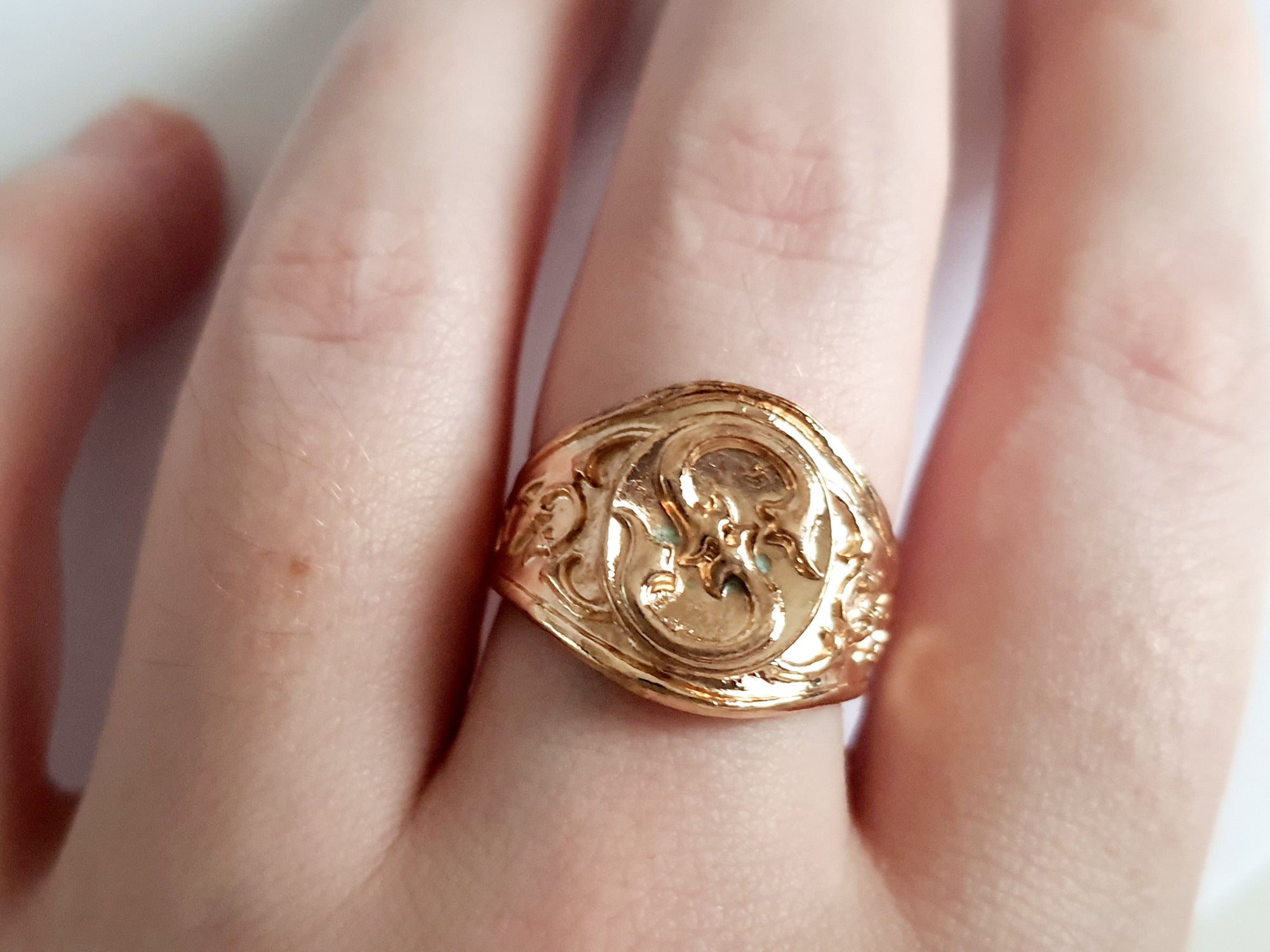 Złoty sygnet ze stali nierdzewnej i chirurgicznej, z ornamentowym reliefem w stylu vintage, rozmiar 19 mm. Wodoodporny, hipoalergiczny, jakość premium. Rouge Bizu.
