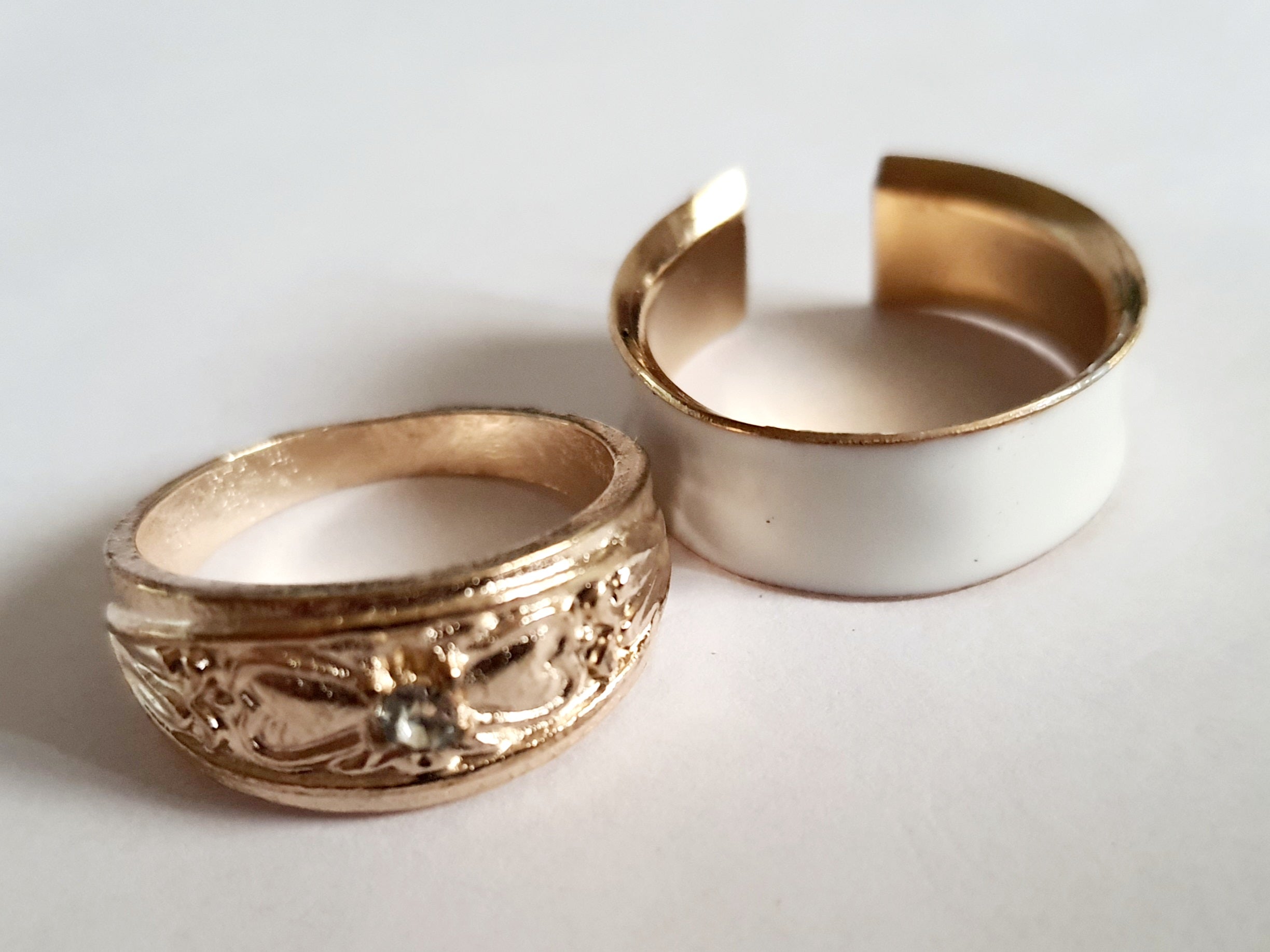 Zestaw 2 złotych pierścionków ze stali nierdzewnej i chirurgicznej, elegancki duet w minimalistycznym stylu, rozmiar 17 mm. Wodoodporne, hipoalergiczne, jakość premium. Rouge Bizu.