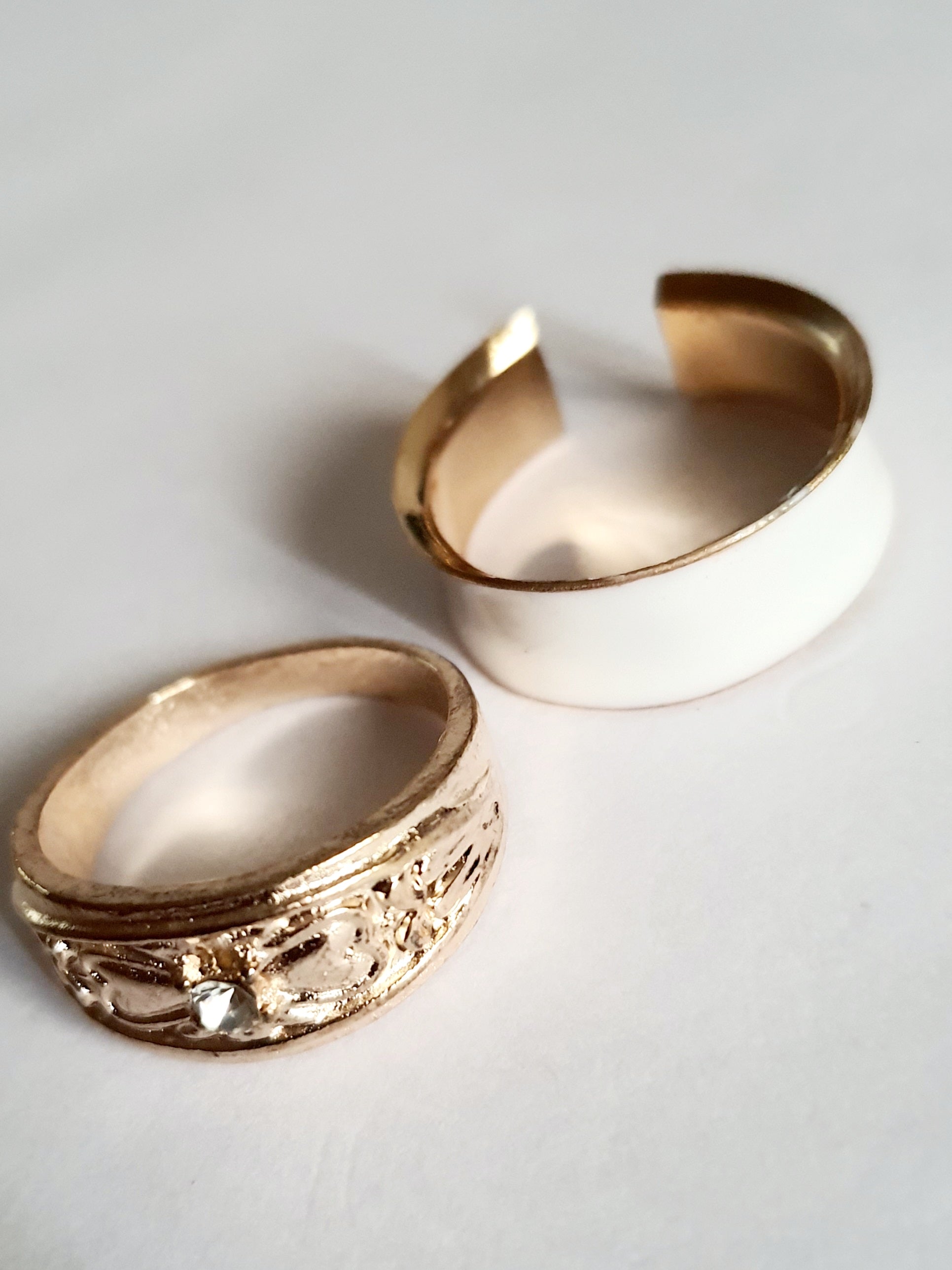 Zestaw 2 złotych pierścionków ze stali nierdzewnej i chirurgicznej, elegancki duet w minimalistycznym stylu, rozmiar 17 mm. Wodoodporne, hipoalergiczne, jakość premium. Rouge Bizu.
