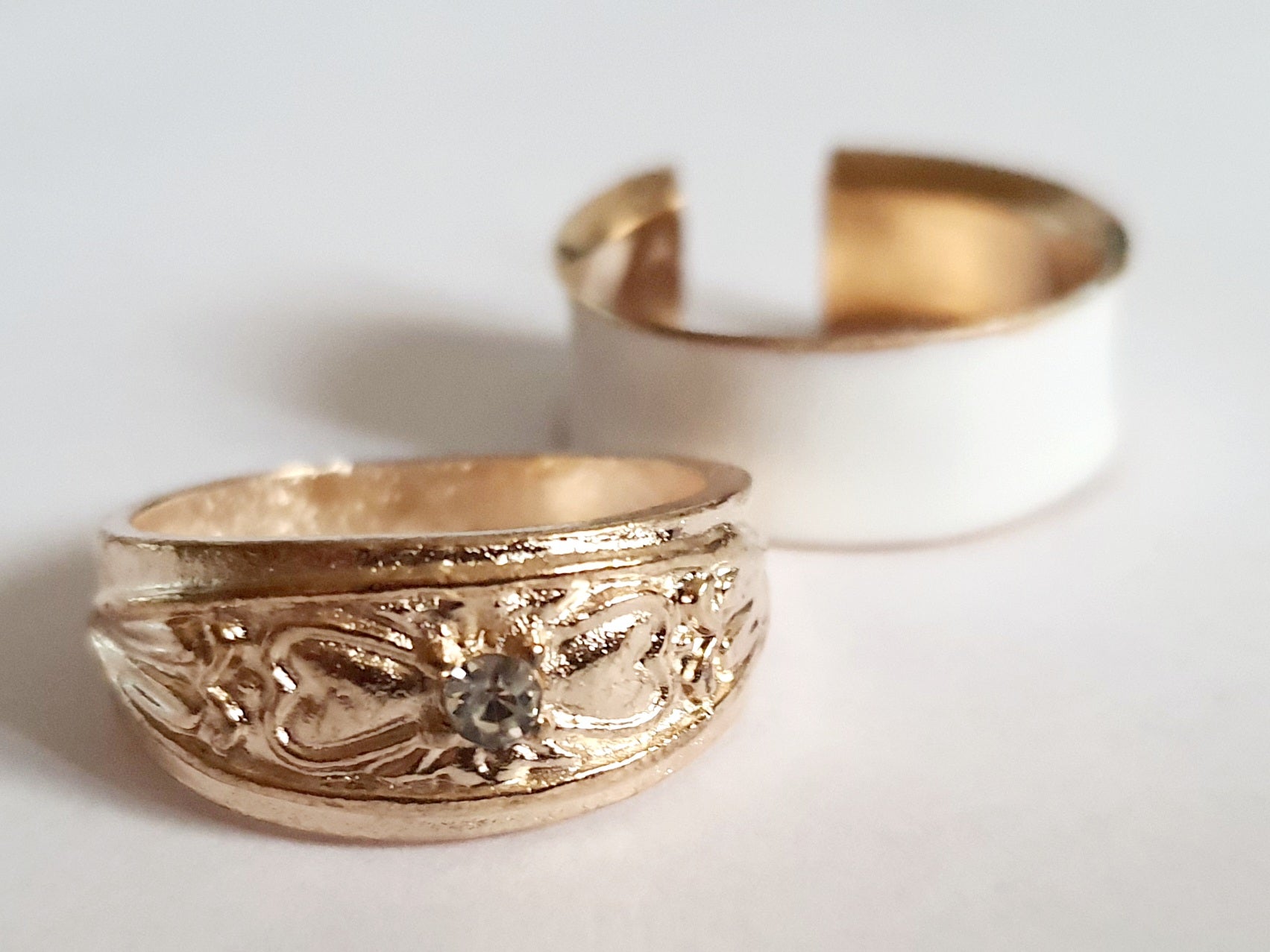 Zestaw 2 złotych pierścionków ze stali nierdzewnej i chirurgicznej, elegancki duet w minimalistycznym stylu, rozmiar 17 mm. Wodoodporne, hipoalergiczne, jakość premium. Rouge Bizu.