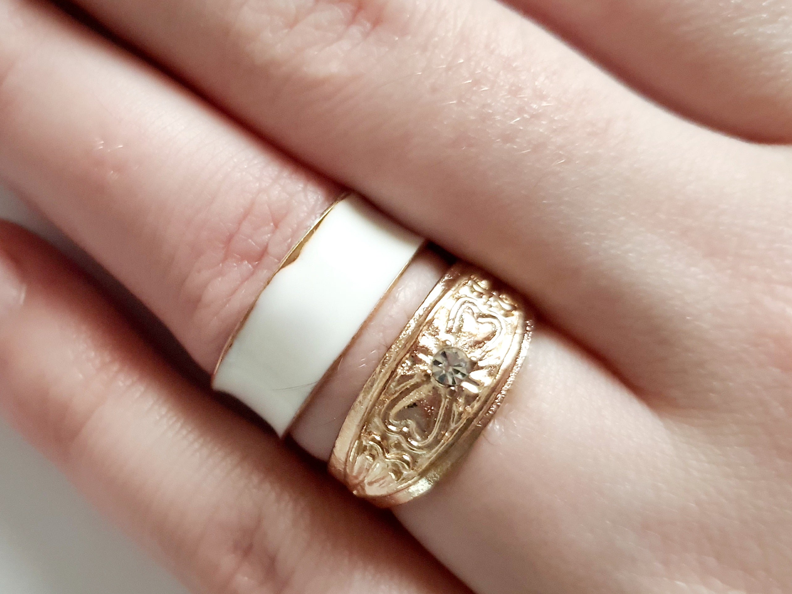 Zestaw 2 złotych pierścionków ze stali nierdzewnej i chirurgicznej, elegancki duet w minimalistycznym stylu, rozmiar 17 mm. Wodoodporne, hipoalergiczne, jakość premium. Rouge Bizu.