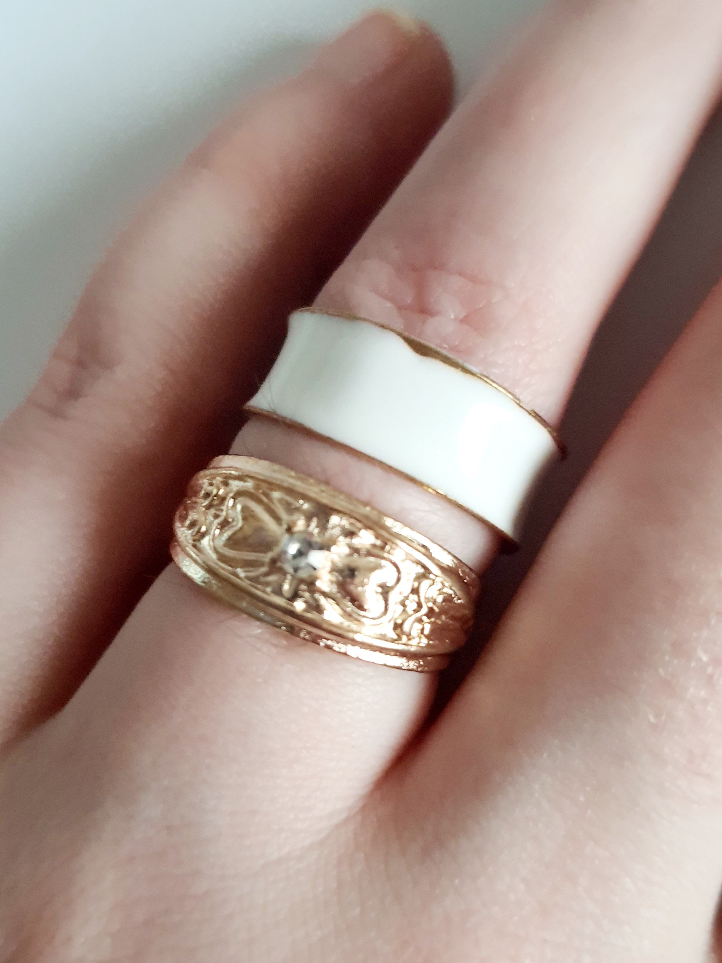 Zestaw 2 złotych pierścionków ze stali nierdzewnej i chirurgicznej, elegancki duet w minimalistycznym stylu, rozmiar 17 mm. Wodoodporne, hipoalergiczne, jakość premium. Rouge Bizu.