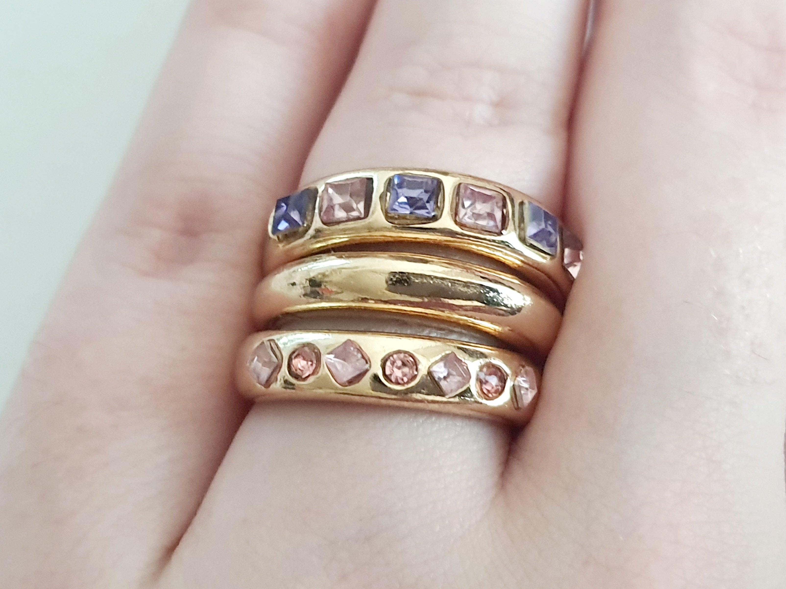 Komplet 6 złotych pierścionków z kolorowymi cyrkoniami w stylu chunky –  fioletowo różowe, rozmiary 17–20 mm


