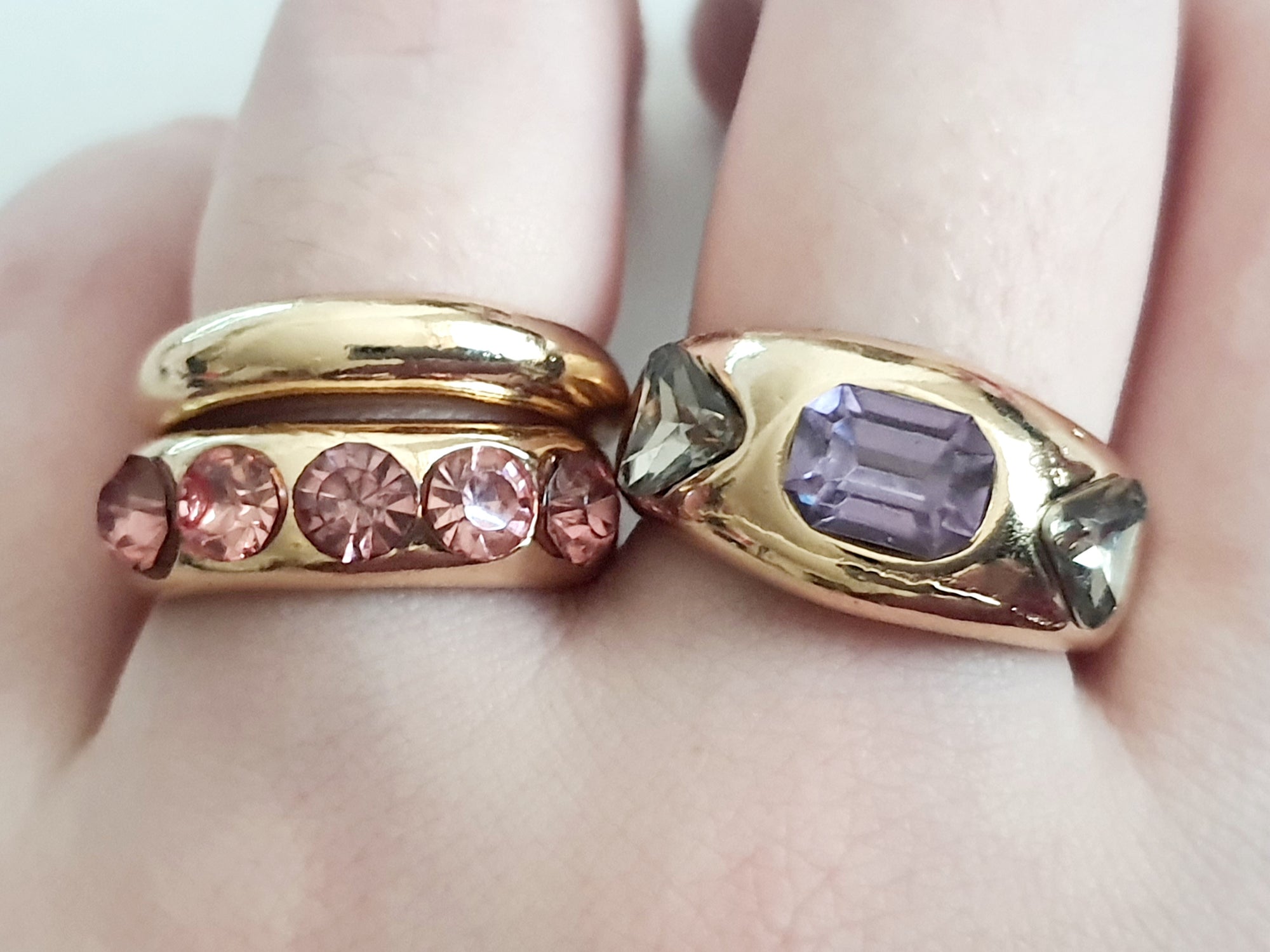 Komplet 6 złotych pierścionków z kolorowymi cyrkoniami w stylu chunky –  fioletowo różowe, rozmiary 17–20 mm

