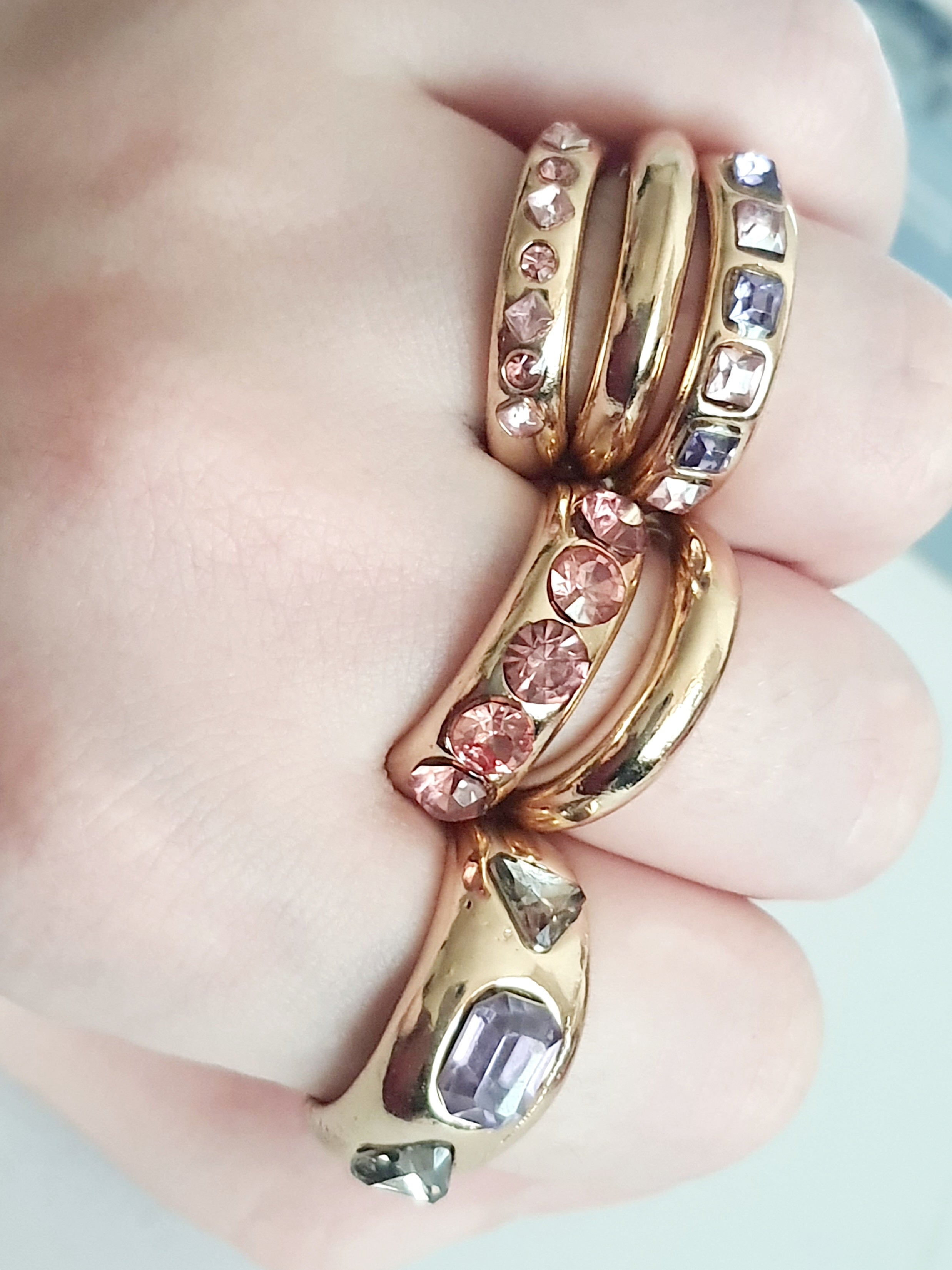 Komplet 6 złotych pierścionków z kolorowymi cyrkoniami w stylu chunky –  fioletowo różowe, rozmiary 17–20 mm

