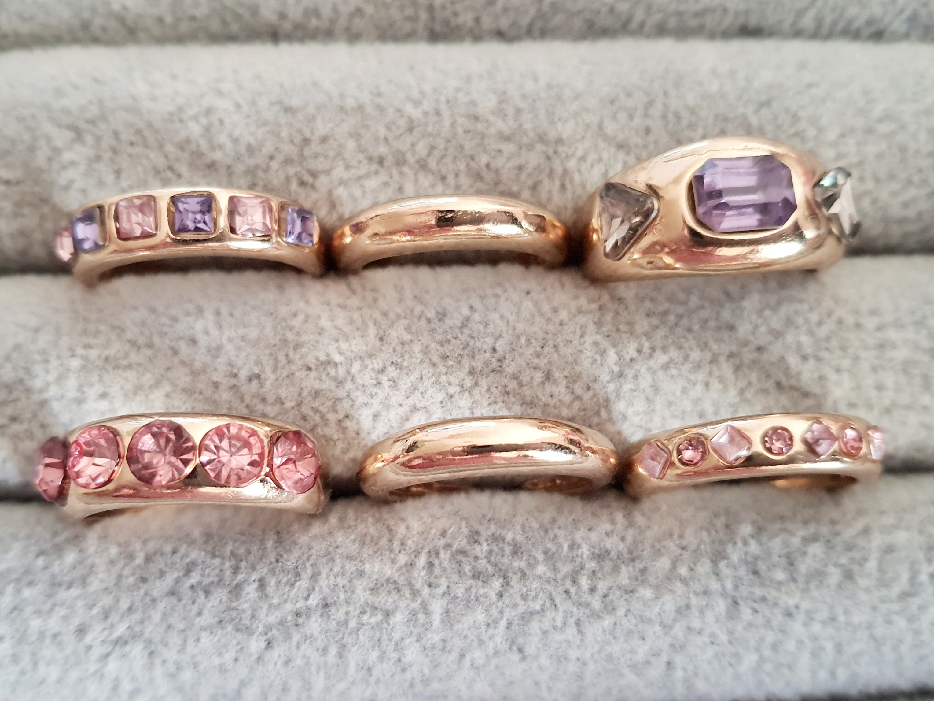 Komplet 6 złotych pierścionków z kolorowymi cyrkoniami w stylu chunky –  fioletowo różowe, rozmiary 17–20 mm


