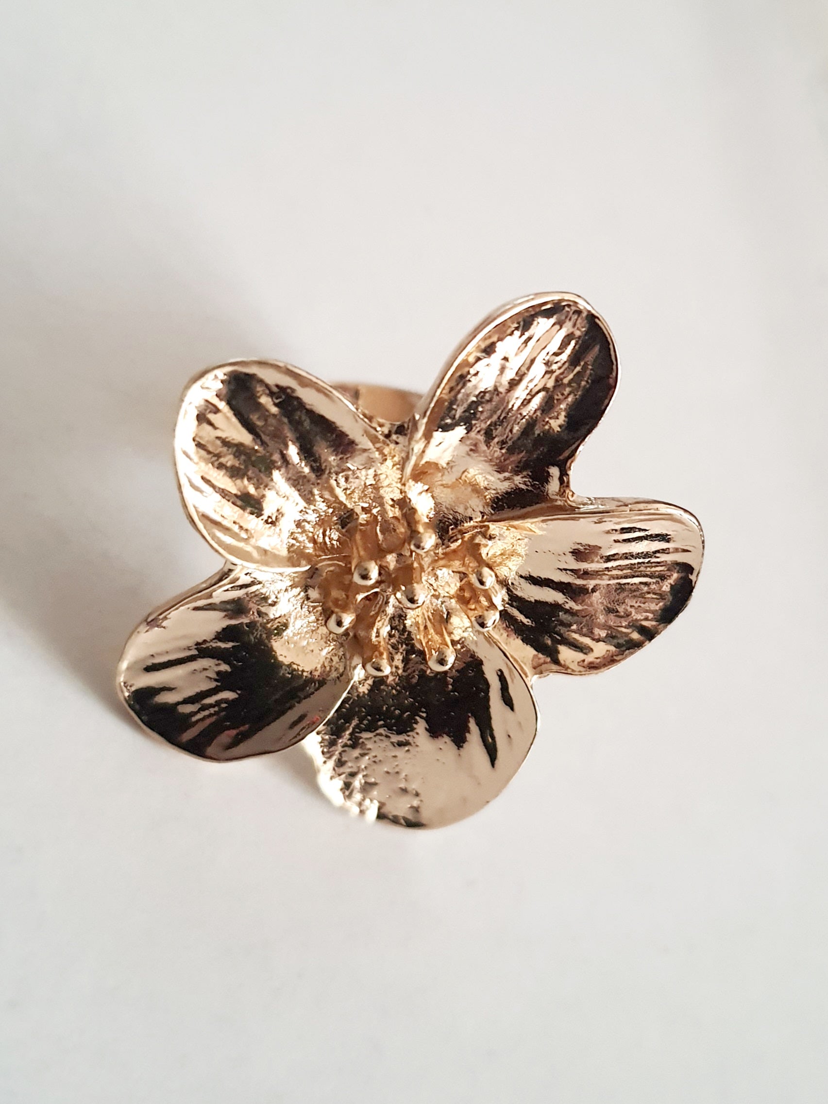 Śliczny i uroczy pierścionek ze stali nierdzewnej, w kształcie egzotycznego kwiatu. Elegancka forma i lekkie wykonanie. stal nierdzewna. rougebizu