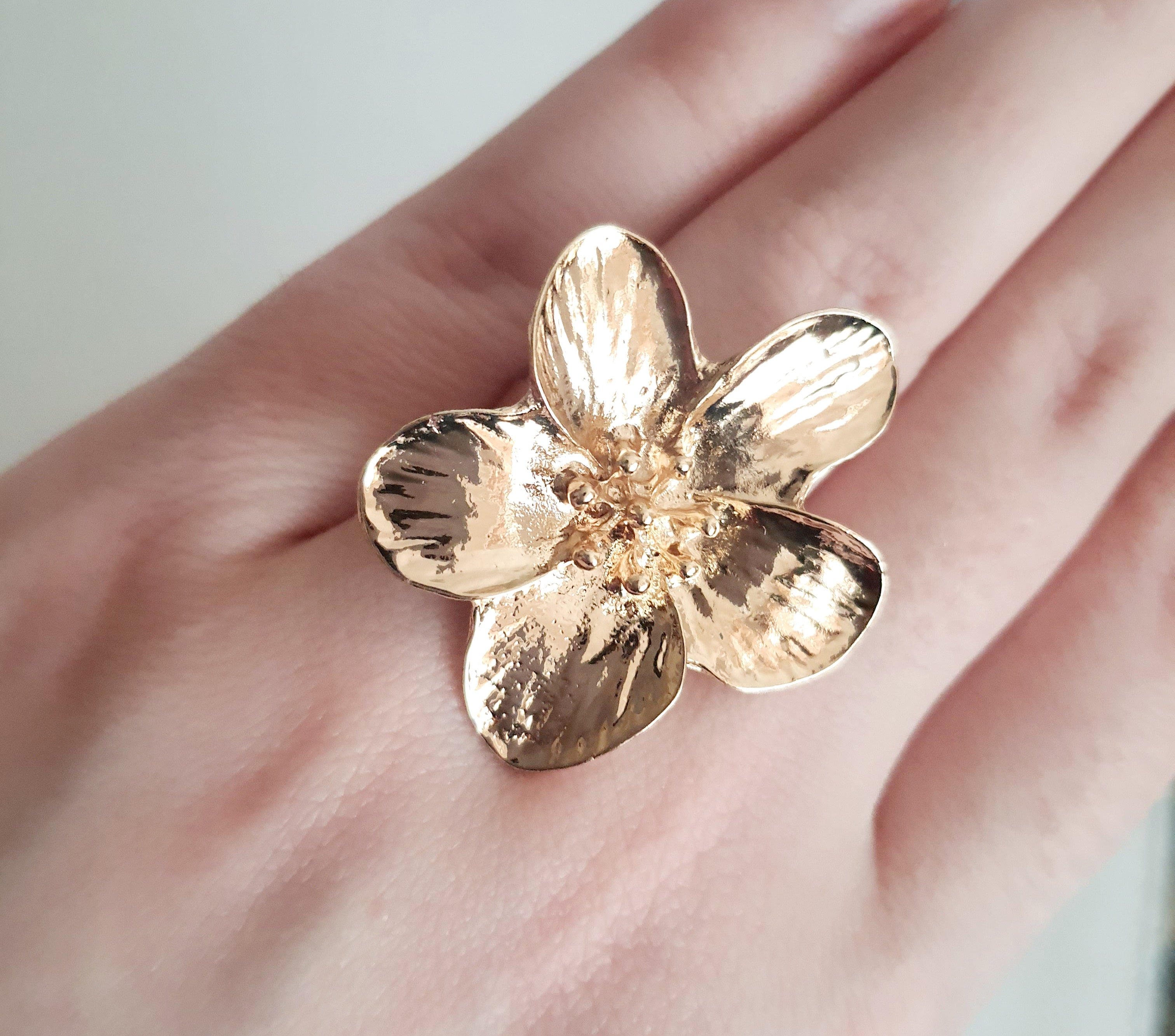 Śliczny i uroczy pierścionek ze stali nierdzewnej, w kształcie egzotycznego kwiatu. Elegancka forma i lekkie wykonanie. stal nierdzewna. rougebizu