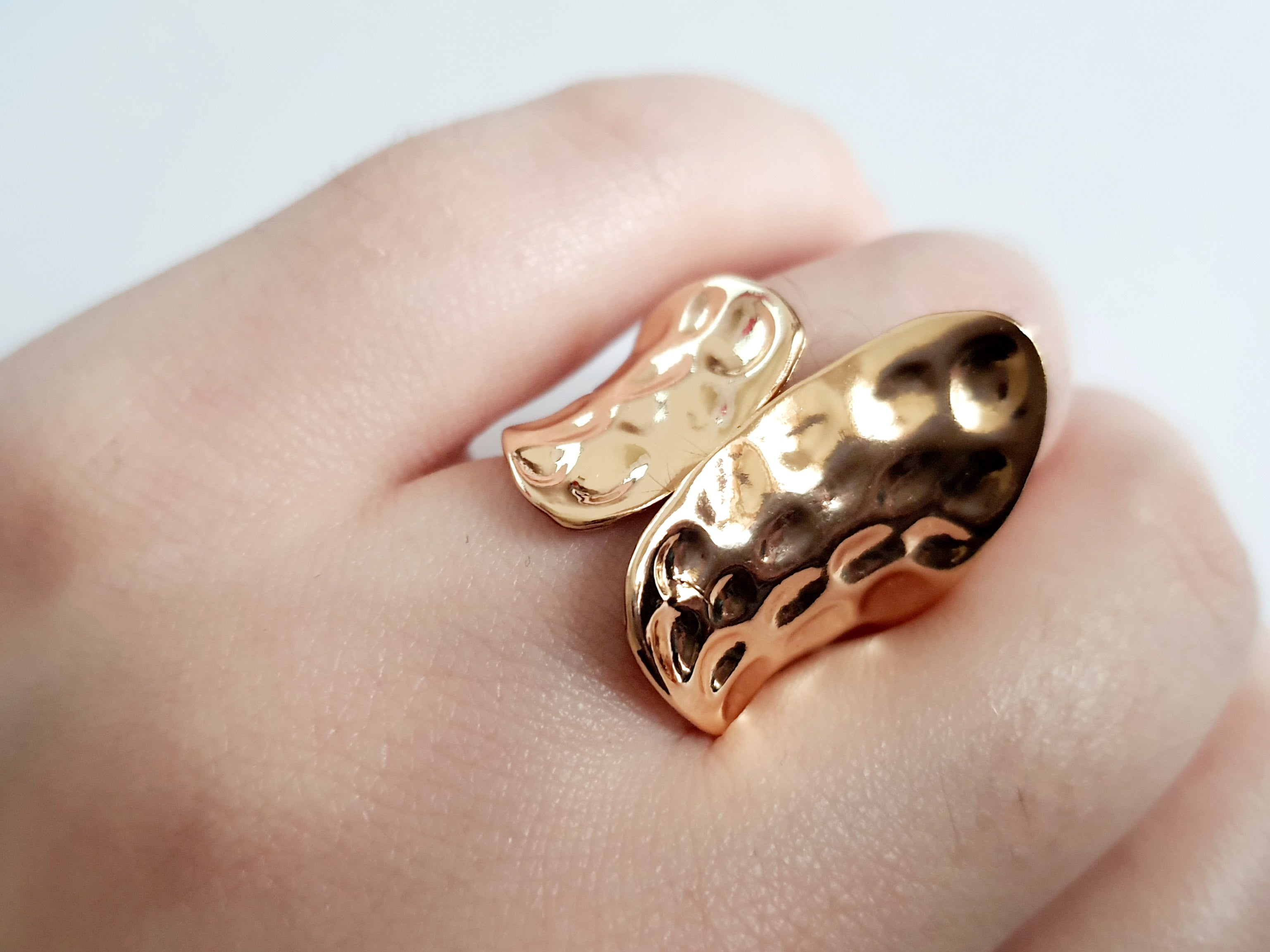 Pierścionek rzeźbiarski z żółtego złota, nieregularna tekstura, połyskująca powierzchnia, stal nierdzewna, rozmiar 17 mm, nowoczesna elegancja. Rouge Bizu.

