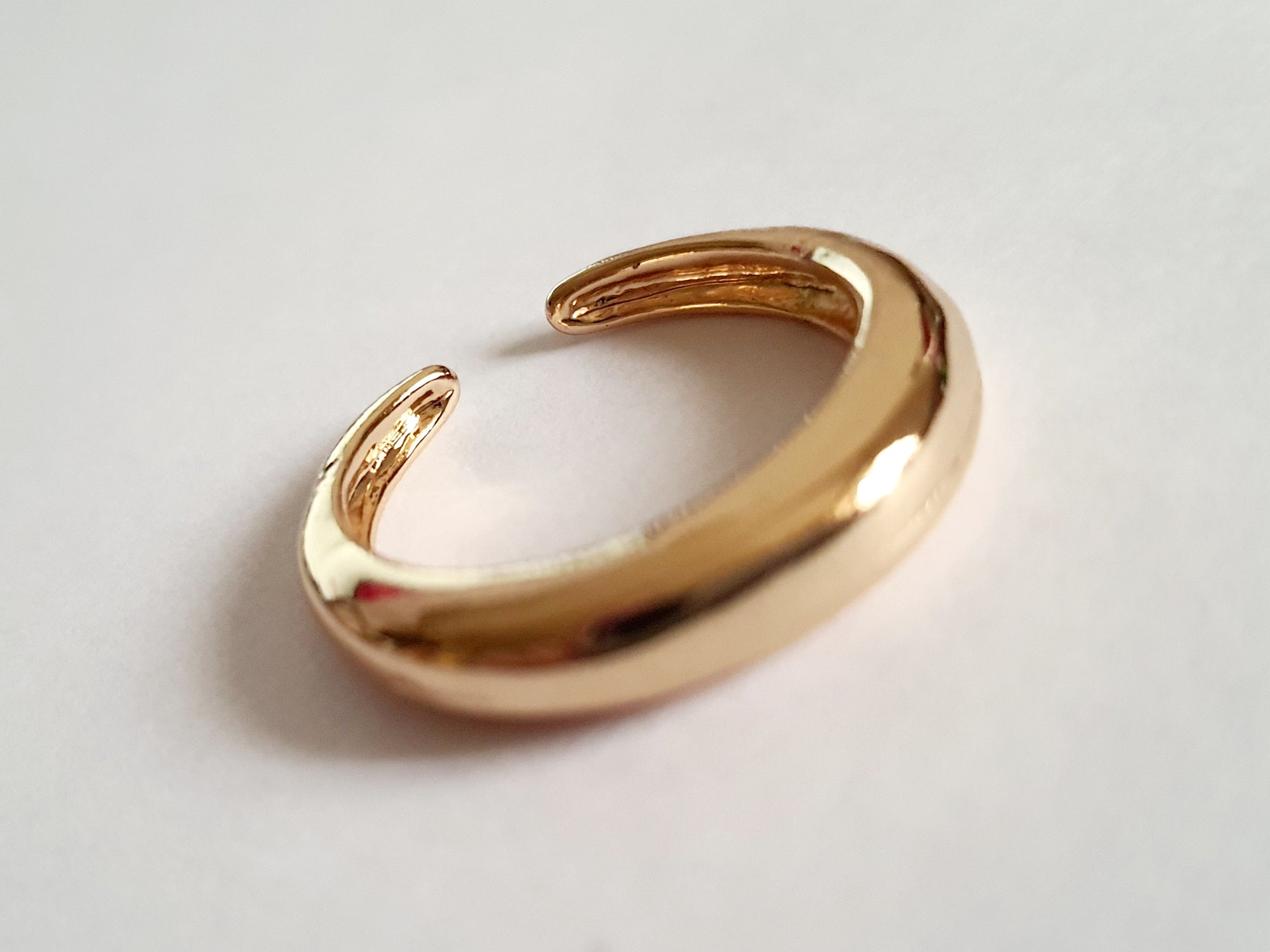 Pierścionek ze stali nierdzewnej w kształcie złotego półksiężyca, styl minimalistyczny, wysoki połysk. Rozmiar 17 mm, elegancki i nowoczesny design. Rouge Bizu.

