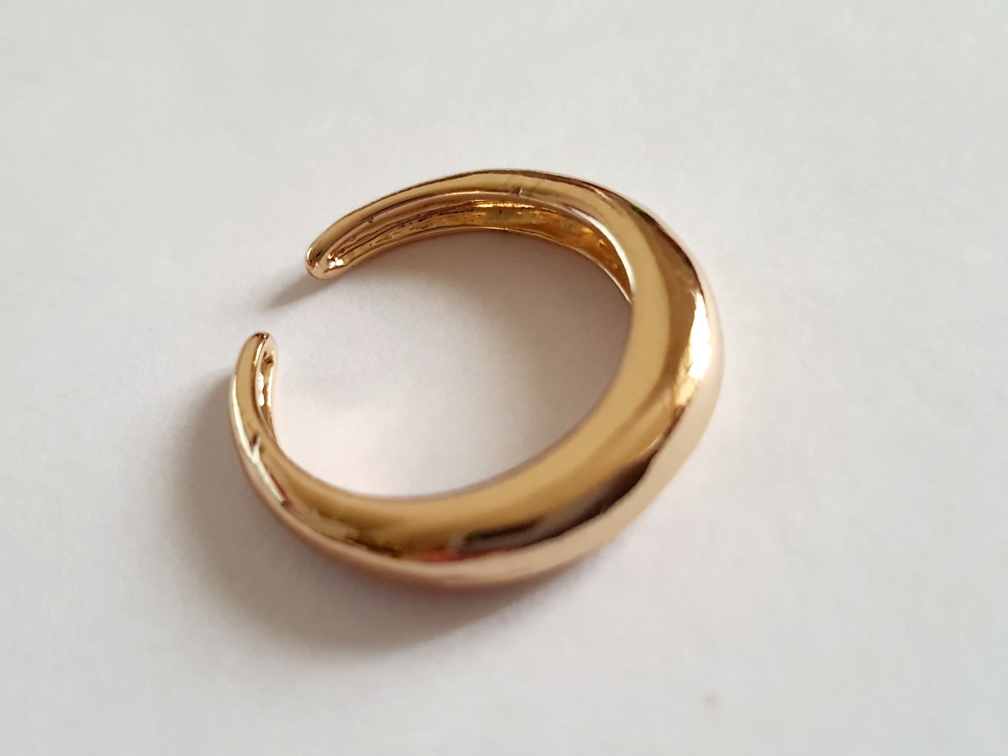 Pierścionek ze stali nierdzewnej w kształcie złotego półksiężyca, styl minimalistyczny, wysoki połysk. Rozmiar 17 mm, elegancki i nowoczesny design. Rouge Bizu.

