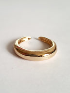 Pierścionek ze stali nierdzewnej w kształcie złotego półksiężyca, styl minimalistyczny, wysoki połysk. Rozmiar 17 mm, elegancki i nowoczesny design. Rouge Bizu.

