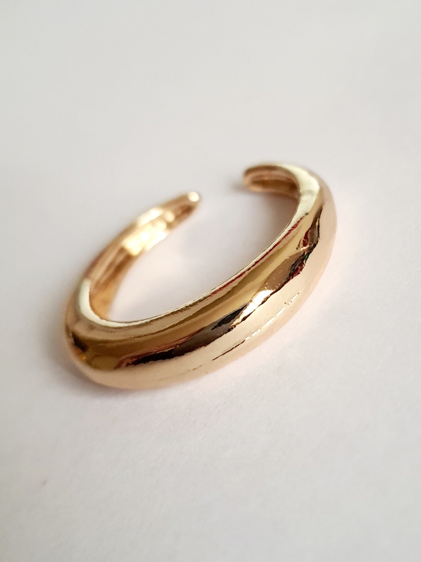 Pierścionek ze stali nierdzewnej w kształcie złotego półksiężyca, styl minimalistyczny, wysoki połysk. Rozmiar 17 mm, elegancki i nowoczesny design. Rouge Bizu.

