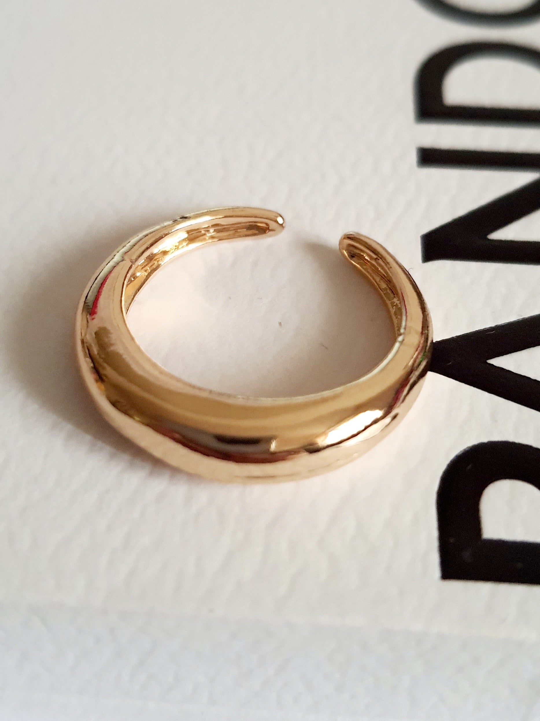 Pierścionek ze stali nierdzewnej w kształcie złotego półksiężyca, styl minimalistyczny, wysoki połysk. Rozmiar 17 mm, elegancki i nowoczesny design. Rouge Bizu.

