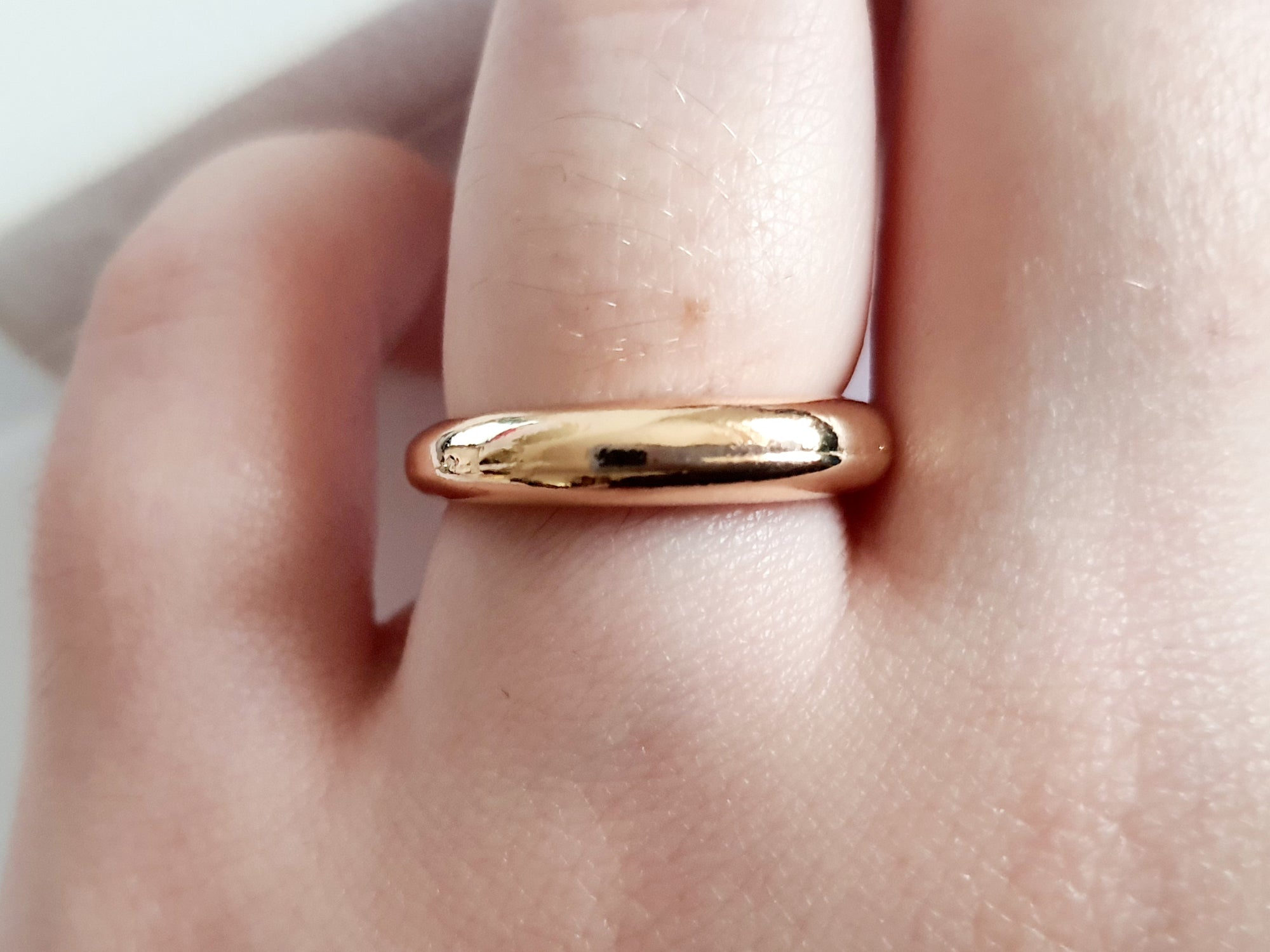 Pierścionek ze stali nierdzewnej w kształcie złotego półksiężyca, styl minimalistyczny, wysoki połysk. Rozmiar 17 mm, elegancki i nowoczesny design. Rouge Bizu.

