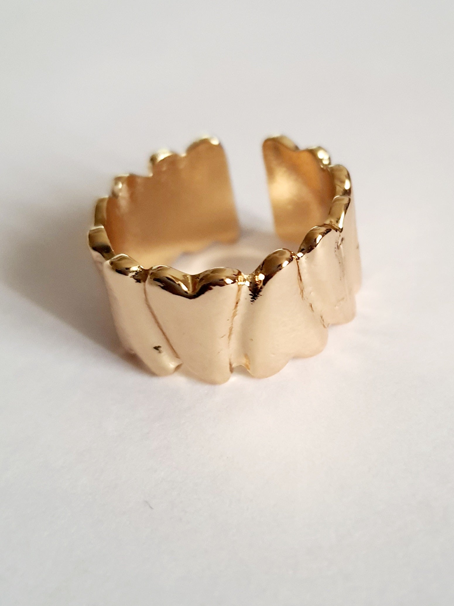 Złoty pierścionek ze stali nierdzewnej z wypukłymi serduszkami, romantyczny, minimalistyczny styl, rozmiar 16 mm. Rouge Bizu.

