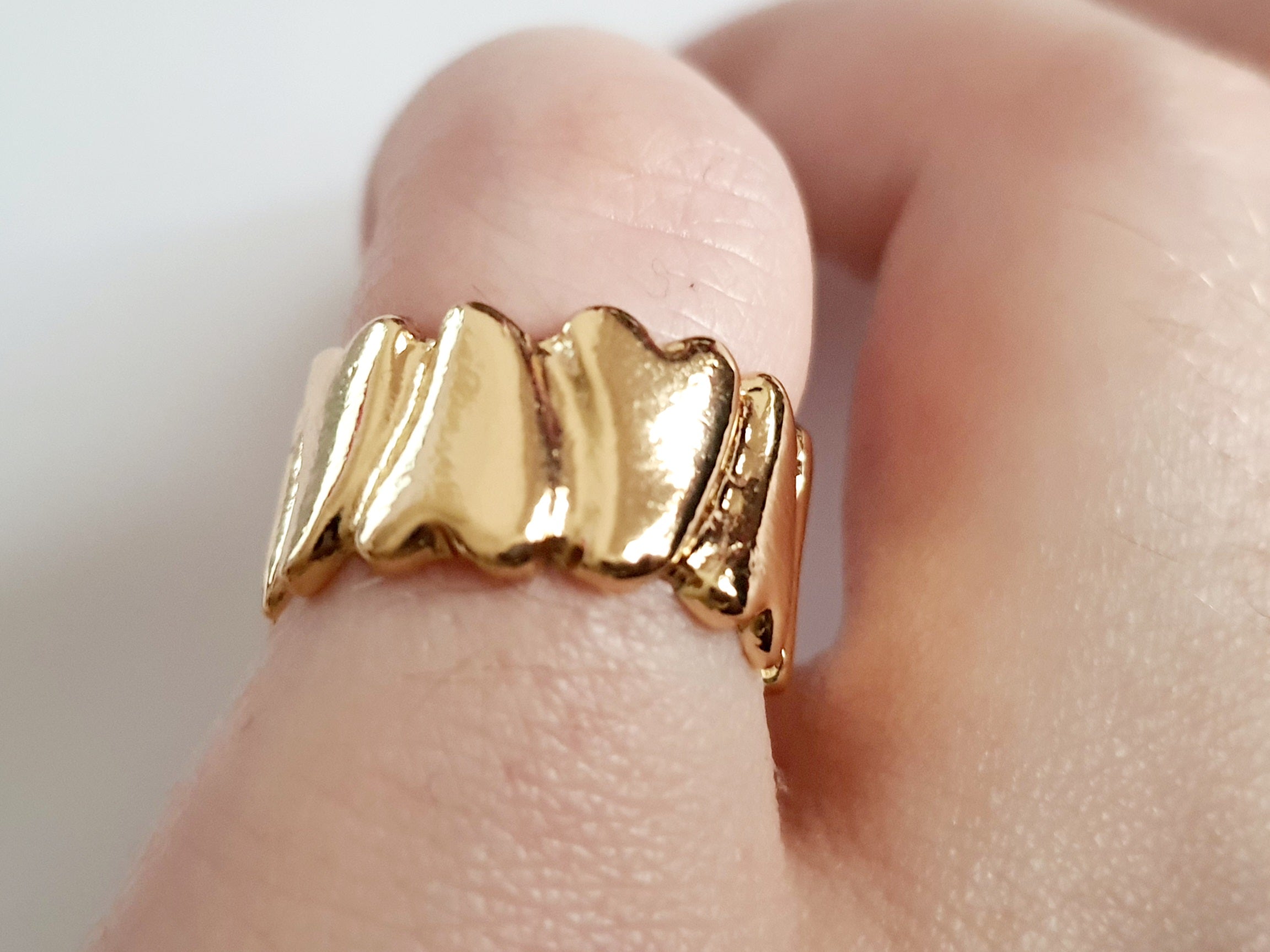 Złoty pierścionek ze stali nierdzewnej z wypukłymi serduszkami, romantyczny, minimalistyczny styl, rozmiar 16 mm. Rouge Bizu.

