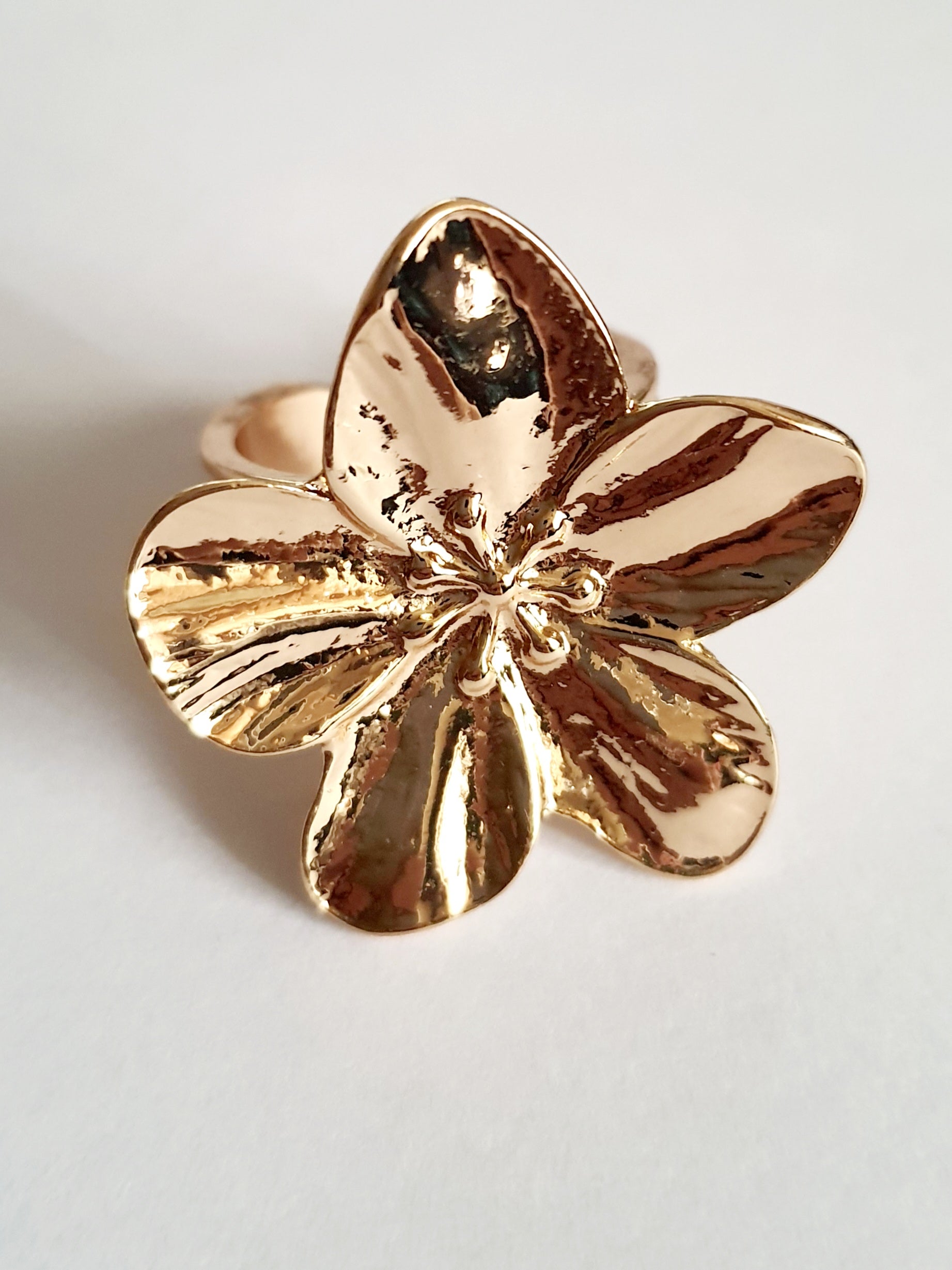 Pierścionek w kształcie dużego złotego kwiatu, błyszczący, rzeźbiony, botaniczny styl, stal nierdzewna, rozmiar 18 mm. Rouge Bizu.

