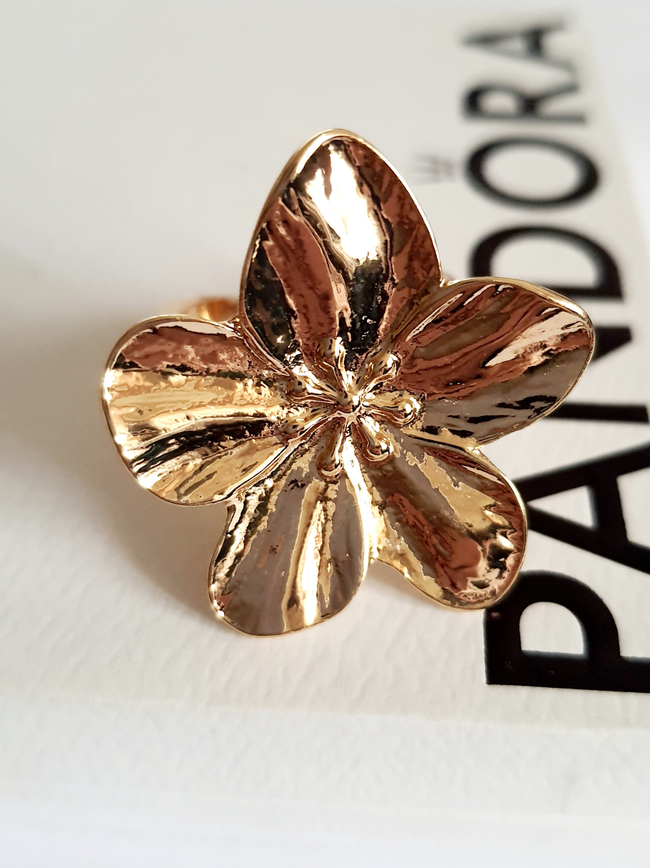 Pierścionek w kształcie dużego złotego kwiatu, błyszczący, rzeźbiony, botaniczny styl, stal nierdzewna, rozmiar 18 mm. Rouge Bizu.

