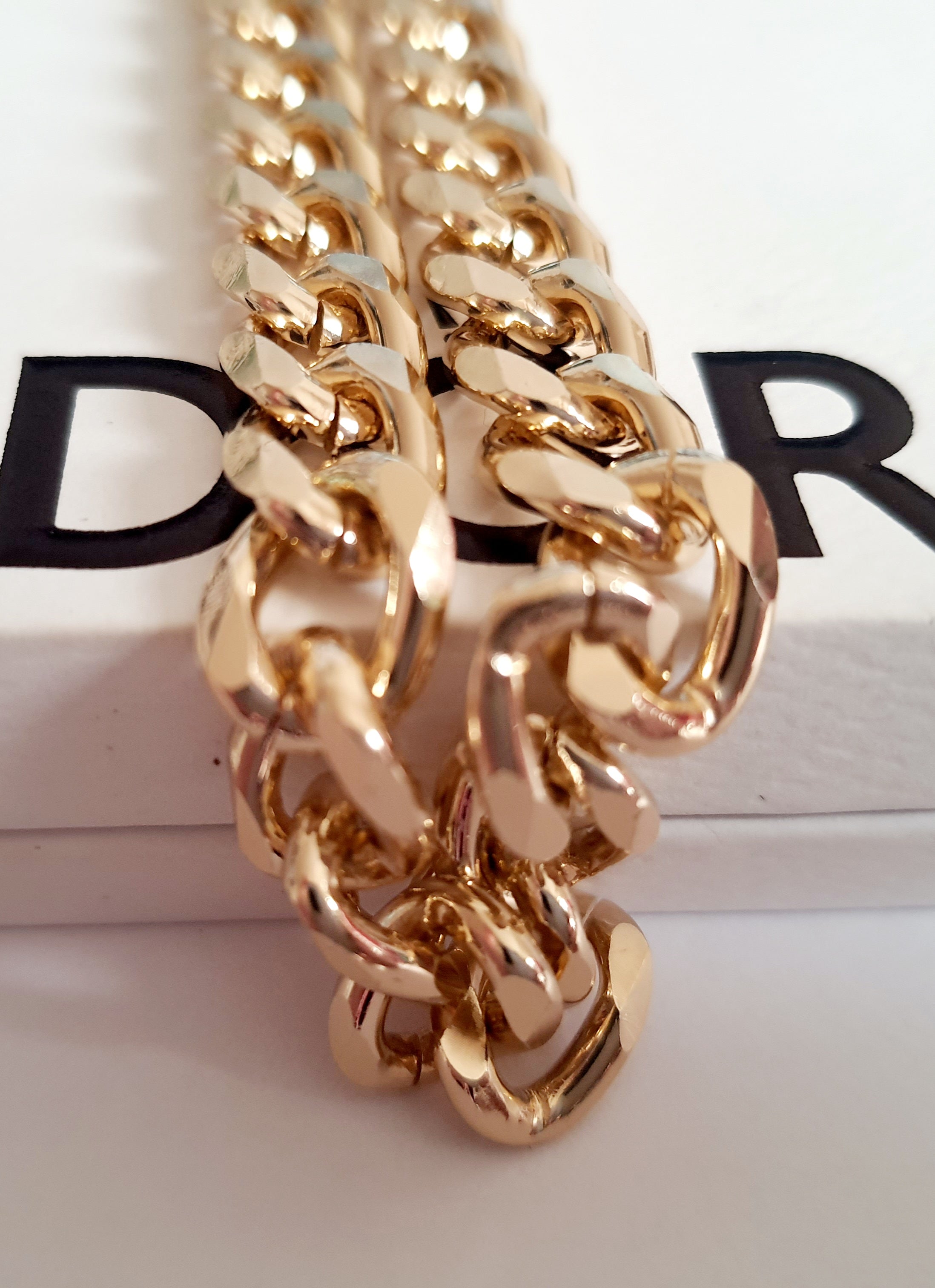 Złota bransoletka w splocie pancerka, stal chirurgiczna, długość 23–28 cm, stal nierdzewna, wodoodporne, hipoalergiczne, jakość premium, elegancki połysk, Rouge Bizu.