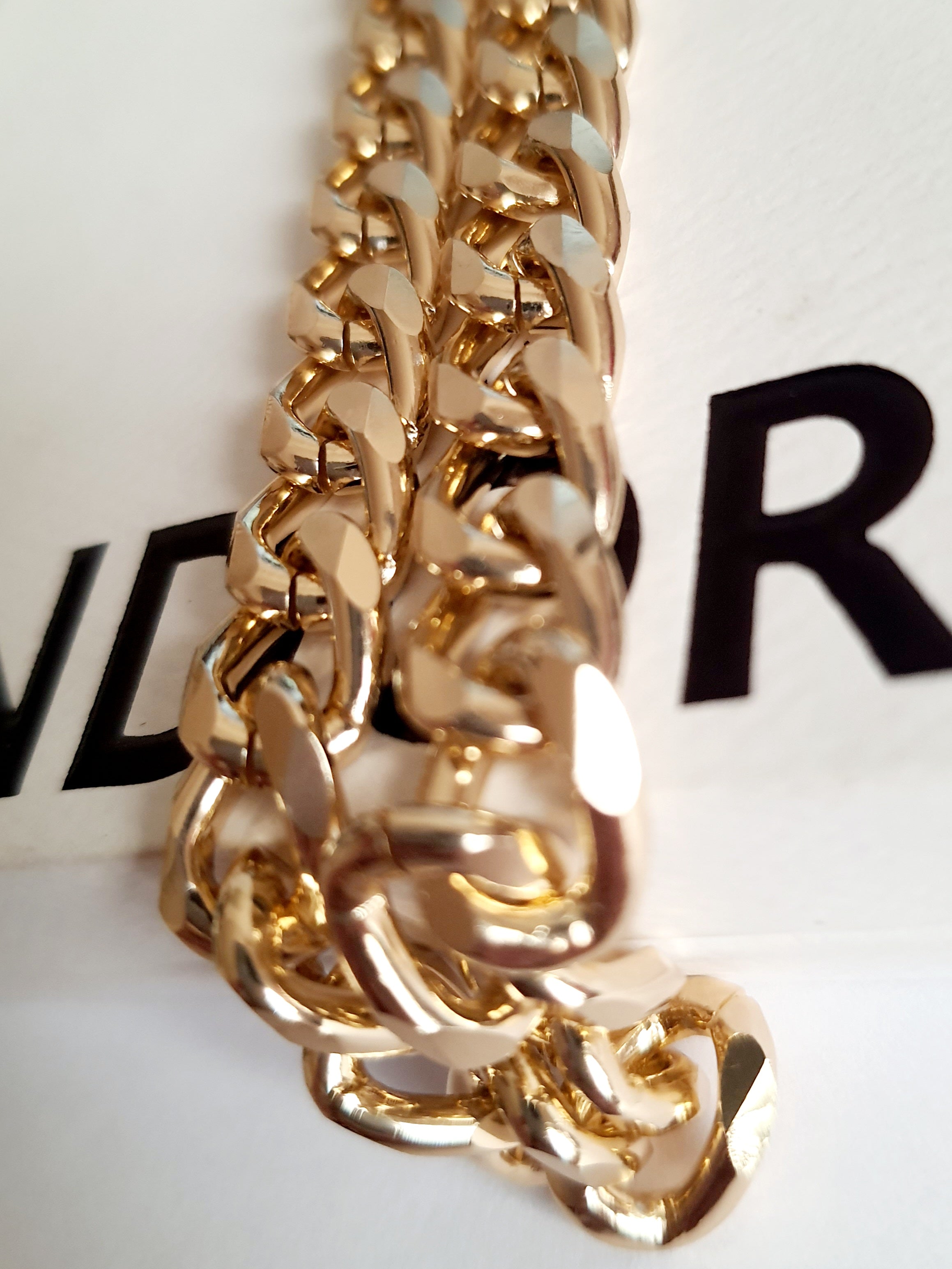 Złota bransoletka w splocie pancerka, stal chirurgiczna, długość 23–28 cm, stal nierdzewna, wodoodporne, hipoalergiczne, jakość premium, elegancki połysk, Rouge Bizu.