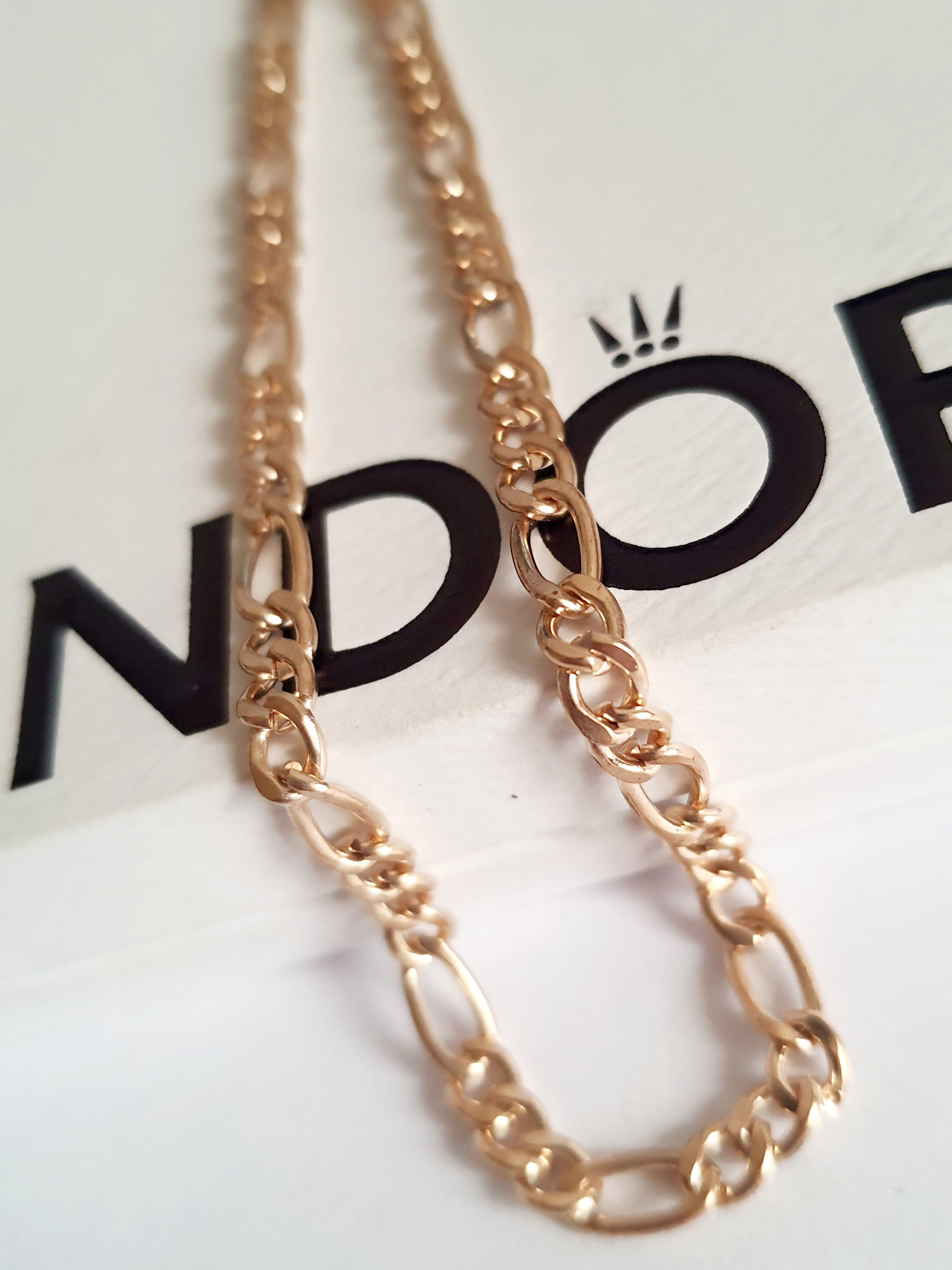 Złota bransoletka w splocie figaro, długość 23–28 cm, stal chirurgiczna, stal nierdzewna, wodoodporne, hipoalergiczne, jakość premium, delikatny połysk, Rouge Bizu.