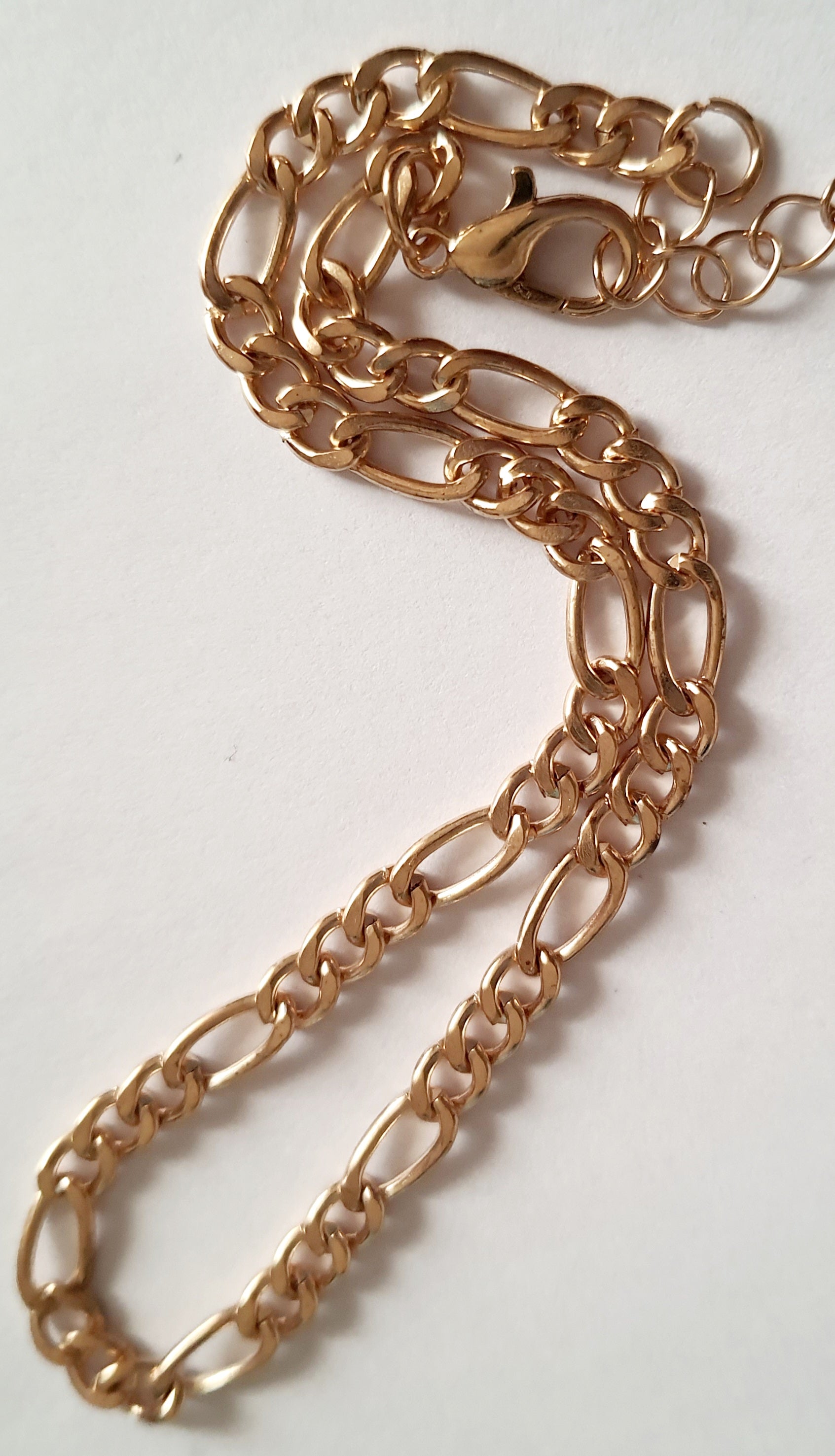 Złota bransoletka w splocie figaro, długość 23–28 cm, stal chirurgiczna, stal nierdzewna, wodoodporne, hipoalergiczne, jakość premium, delikatny połysk, Rouge Bizu.